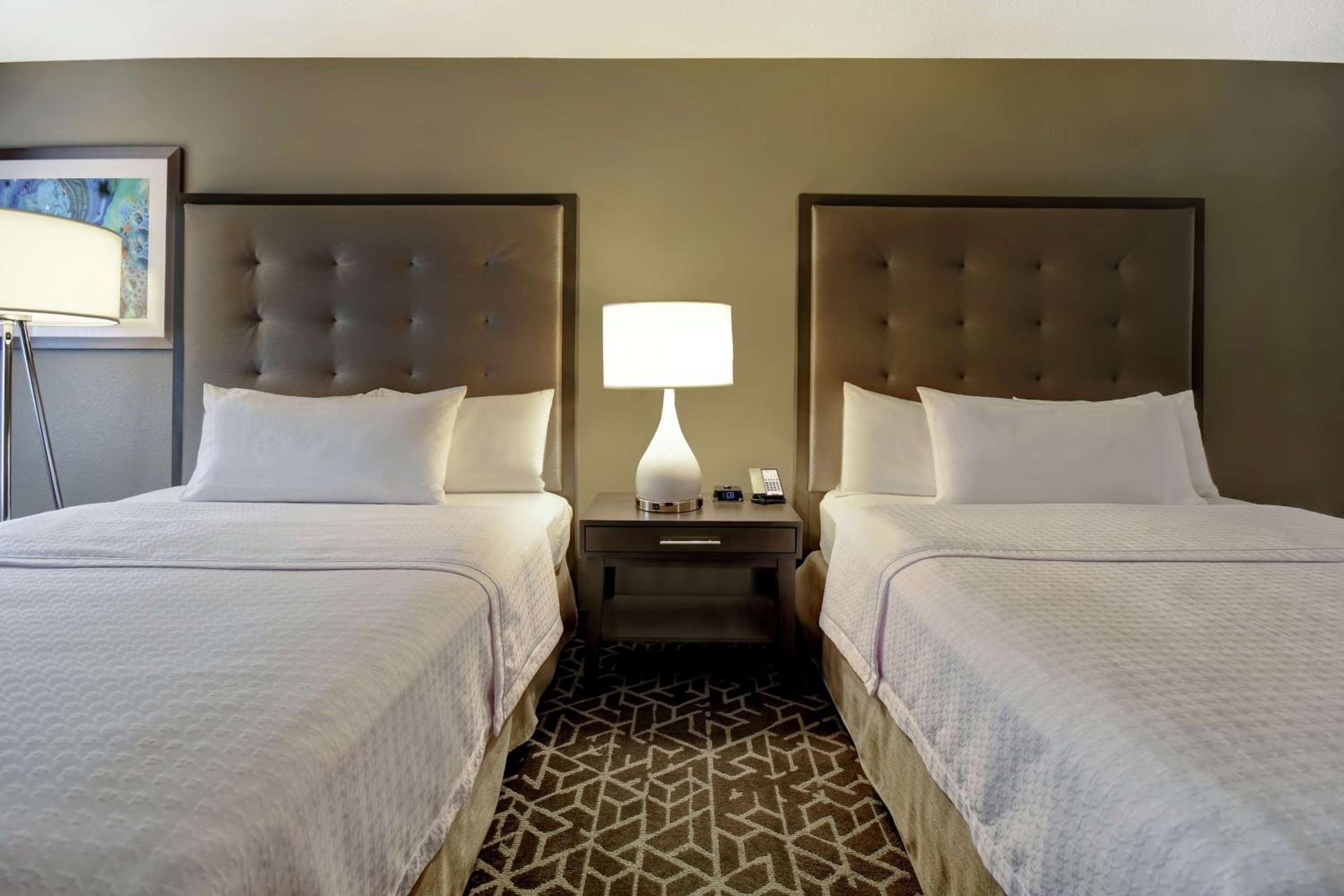 One-Bedroom Queen Suite with Two Queen Beds - Non-Smoking - Photo 2