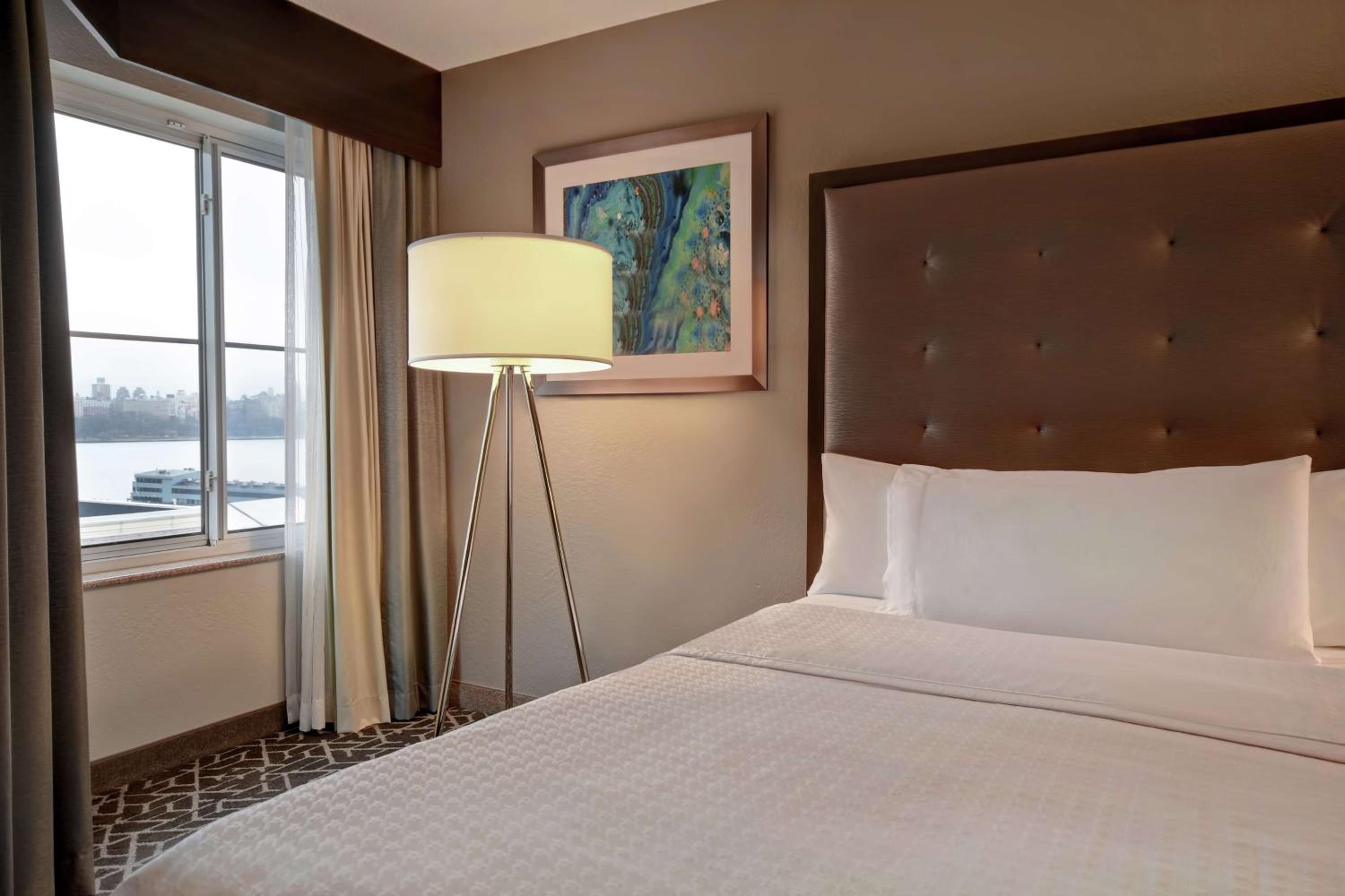 One-Bedroom Queen Suite with City View - Non-Smoking