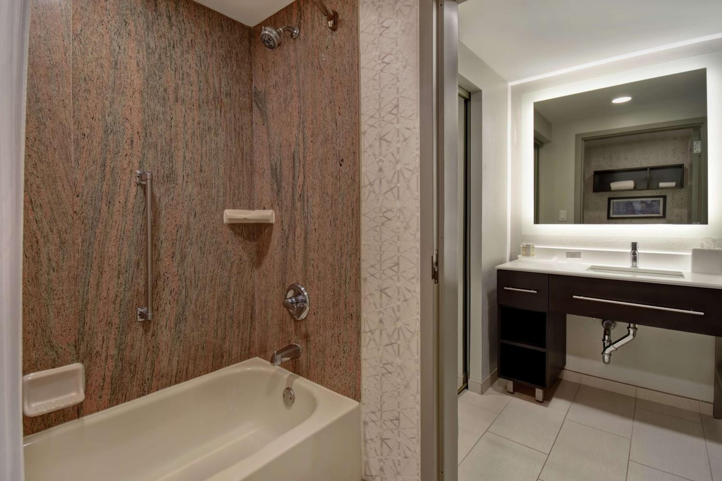 One-Bedroom King Suite - Non-Smoking - Photo 4