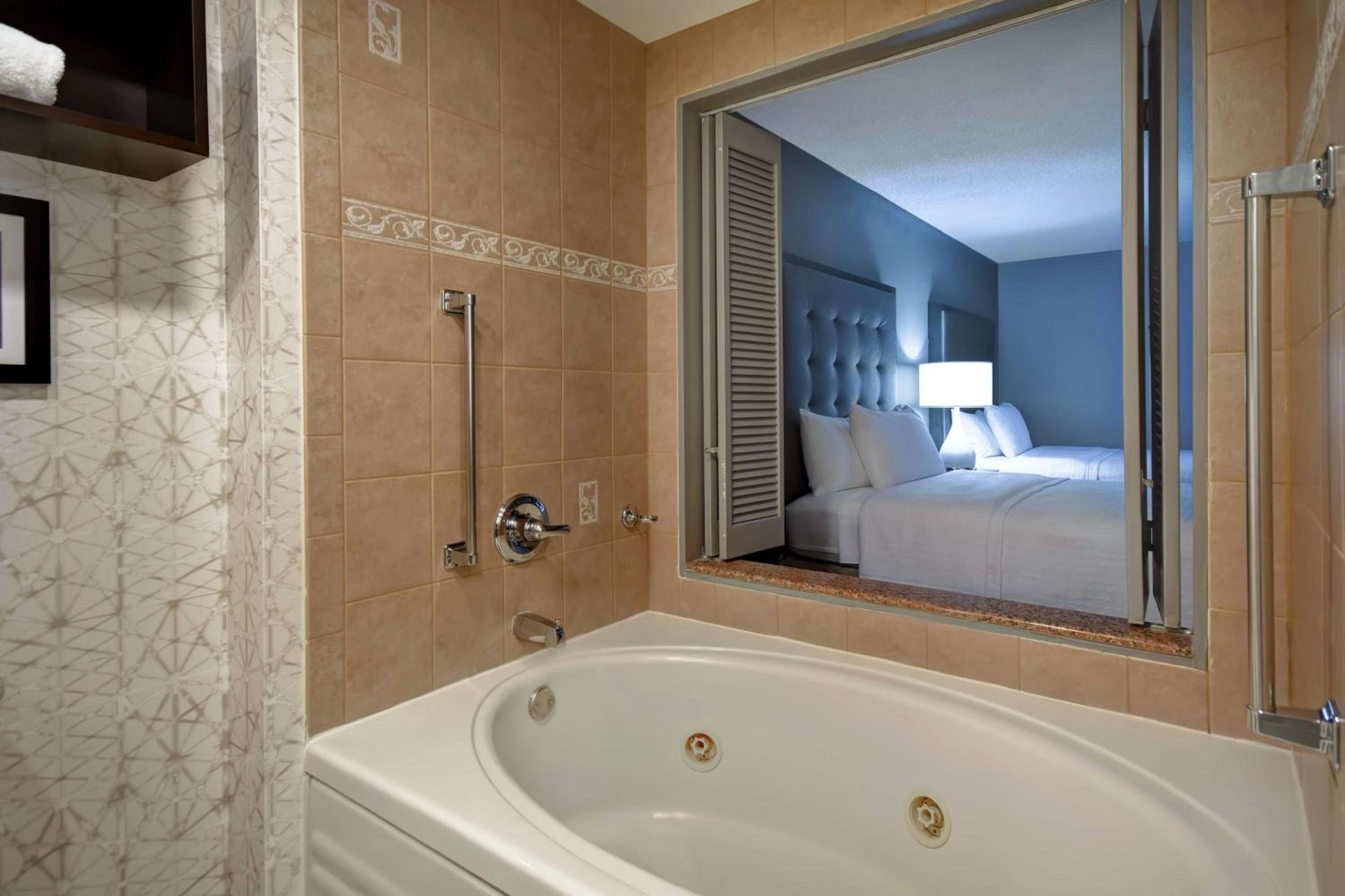 One-Bedroom Queen Suite with Whirlpool - Photo 2