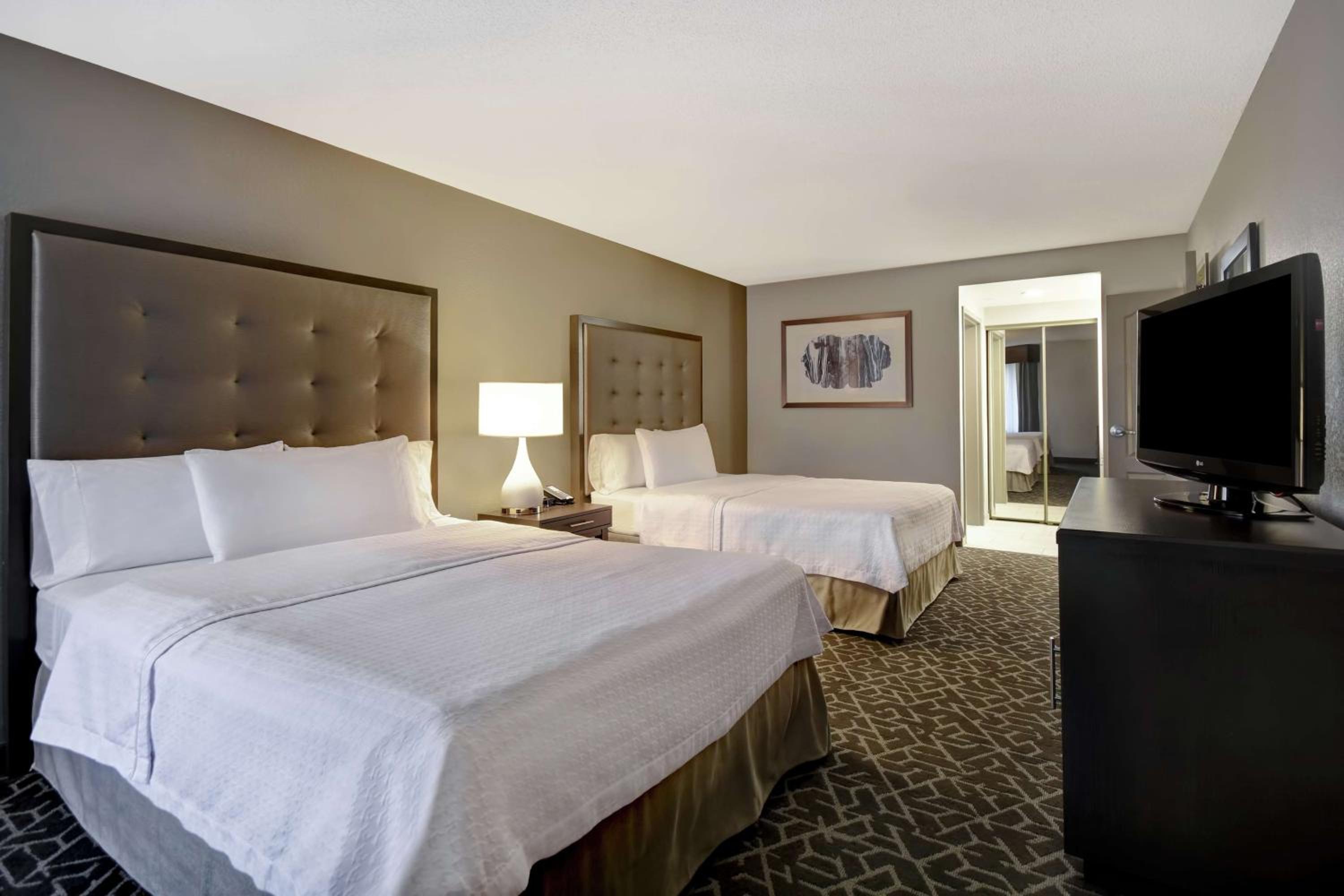 One-Bedroom Queen Suite with Two Queen Beds - Non-Smoking - Photo 4