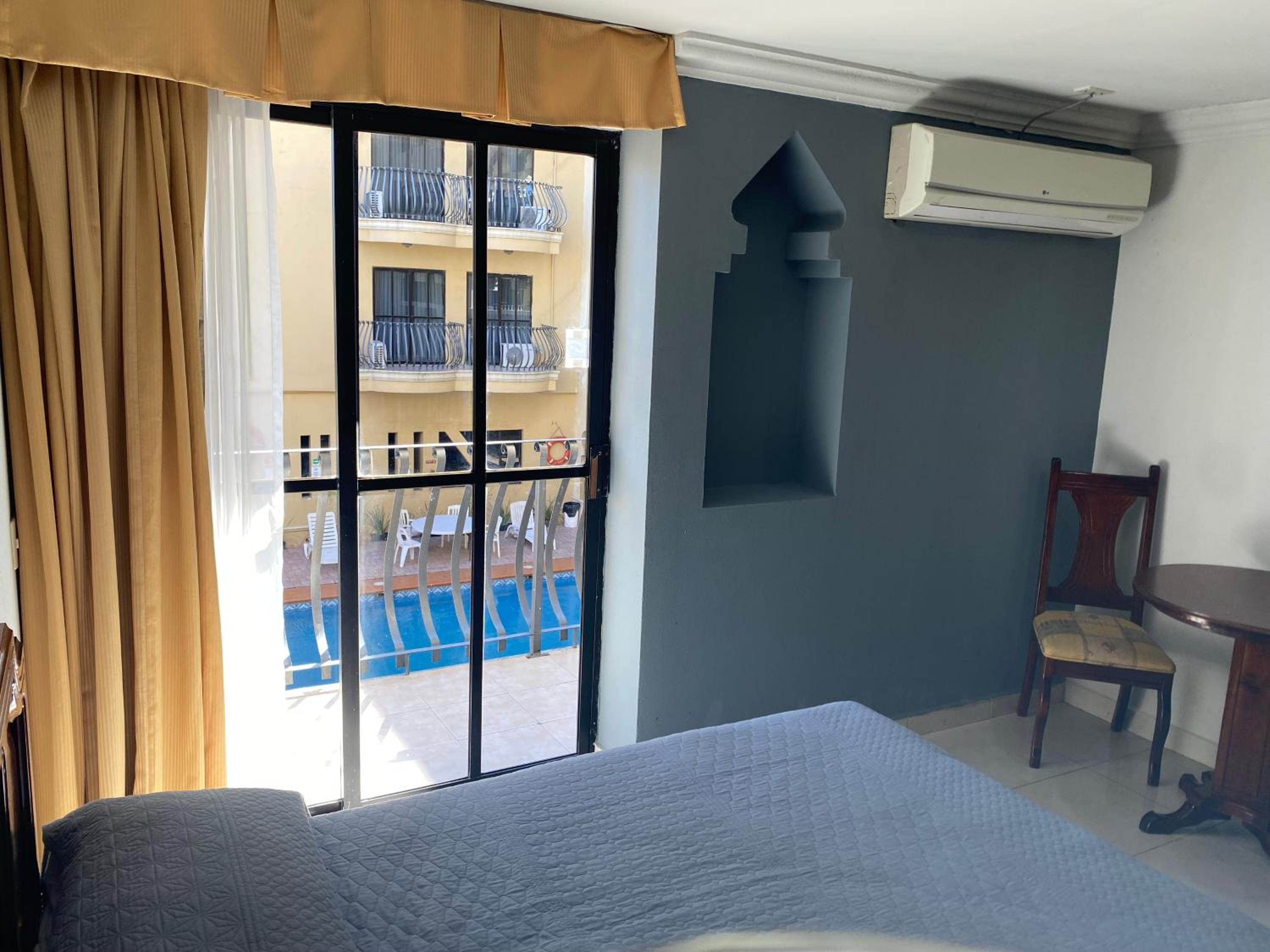 Deluxe King Room - Photo 7