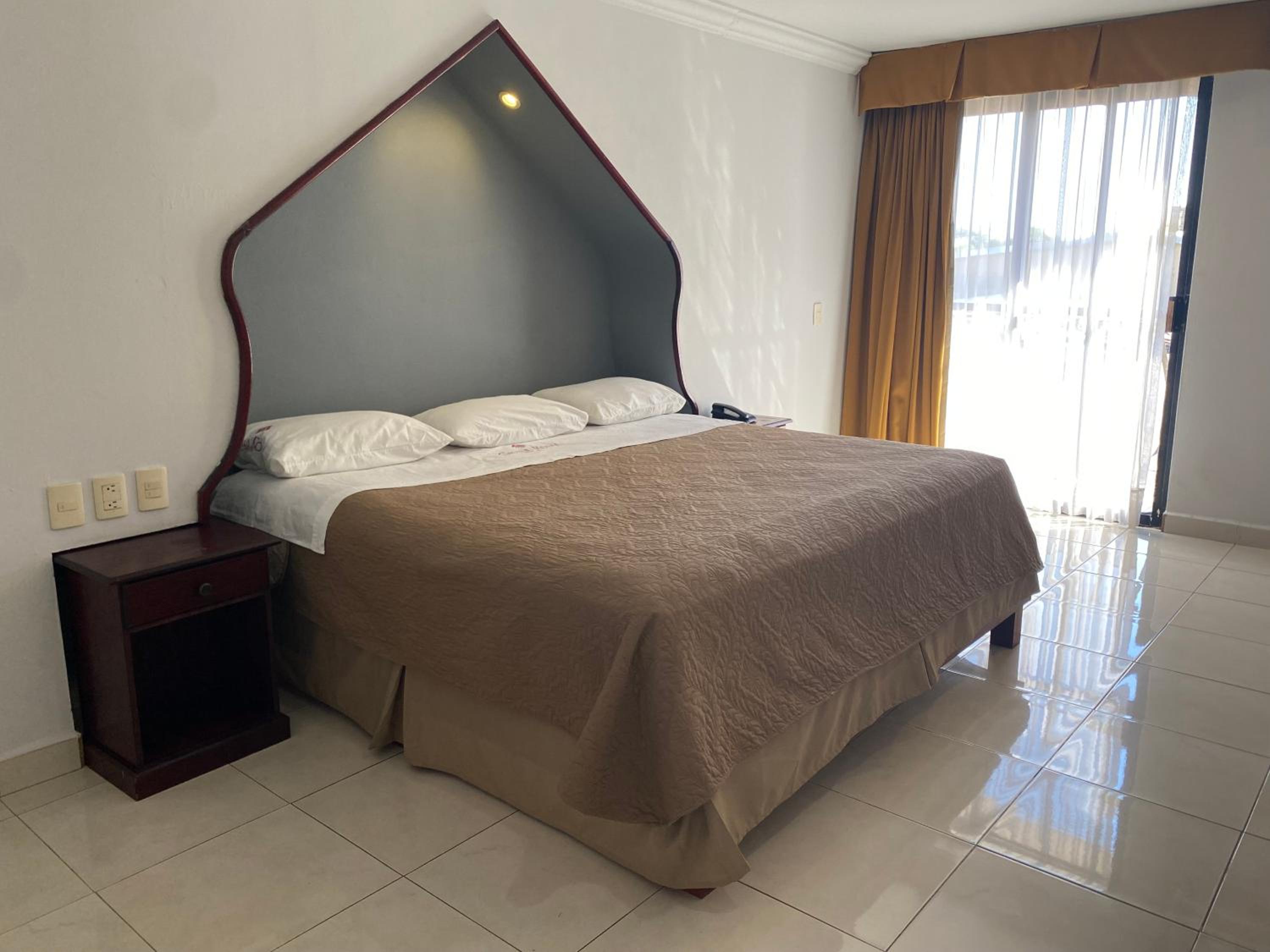 Deluxe King Room - Photo 3