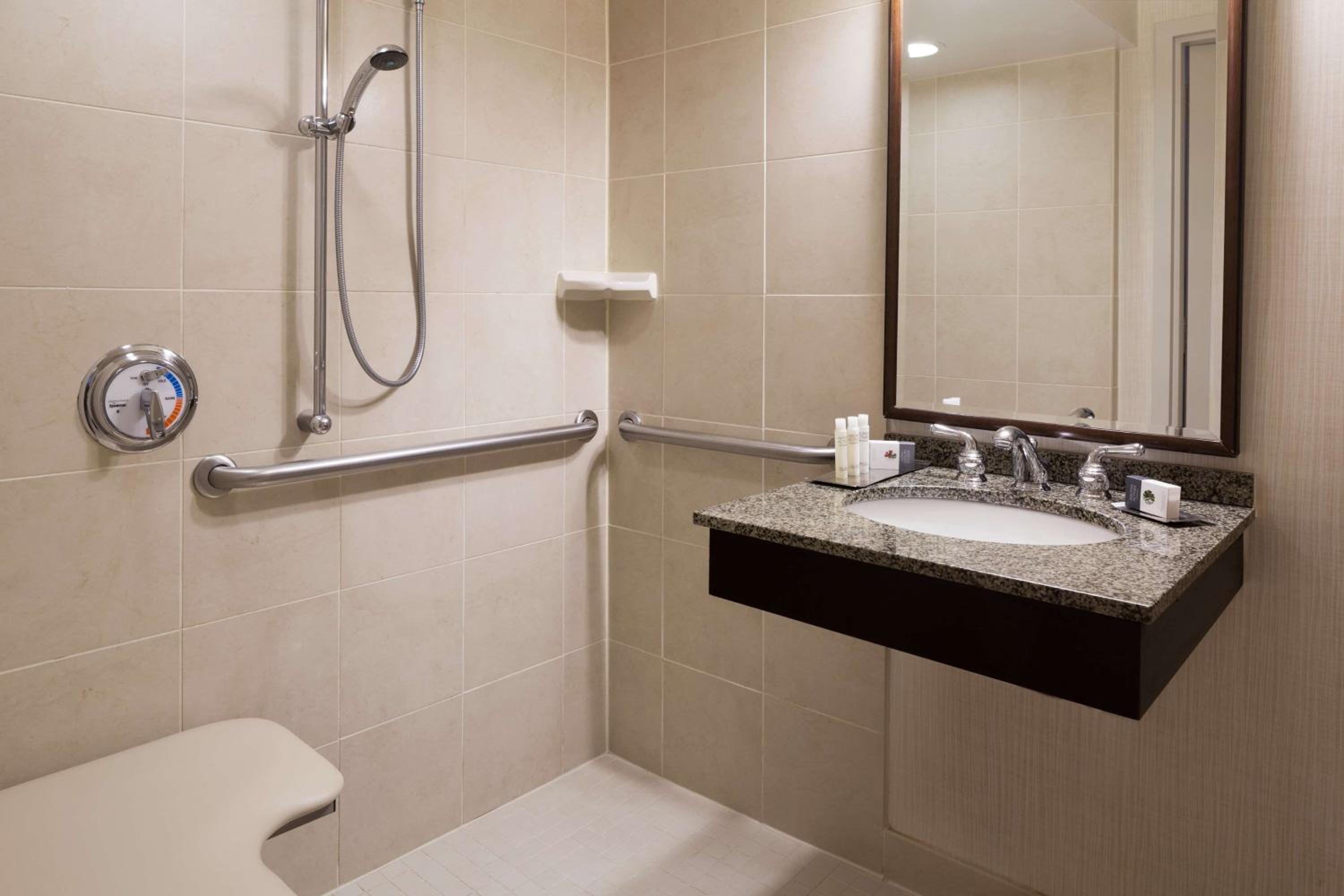 Double Room with Two Double Beds - Disability Access - Roll In Shower/Non-Smoking - Photo 2