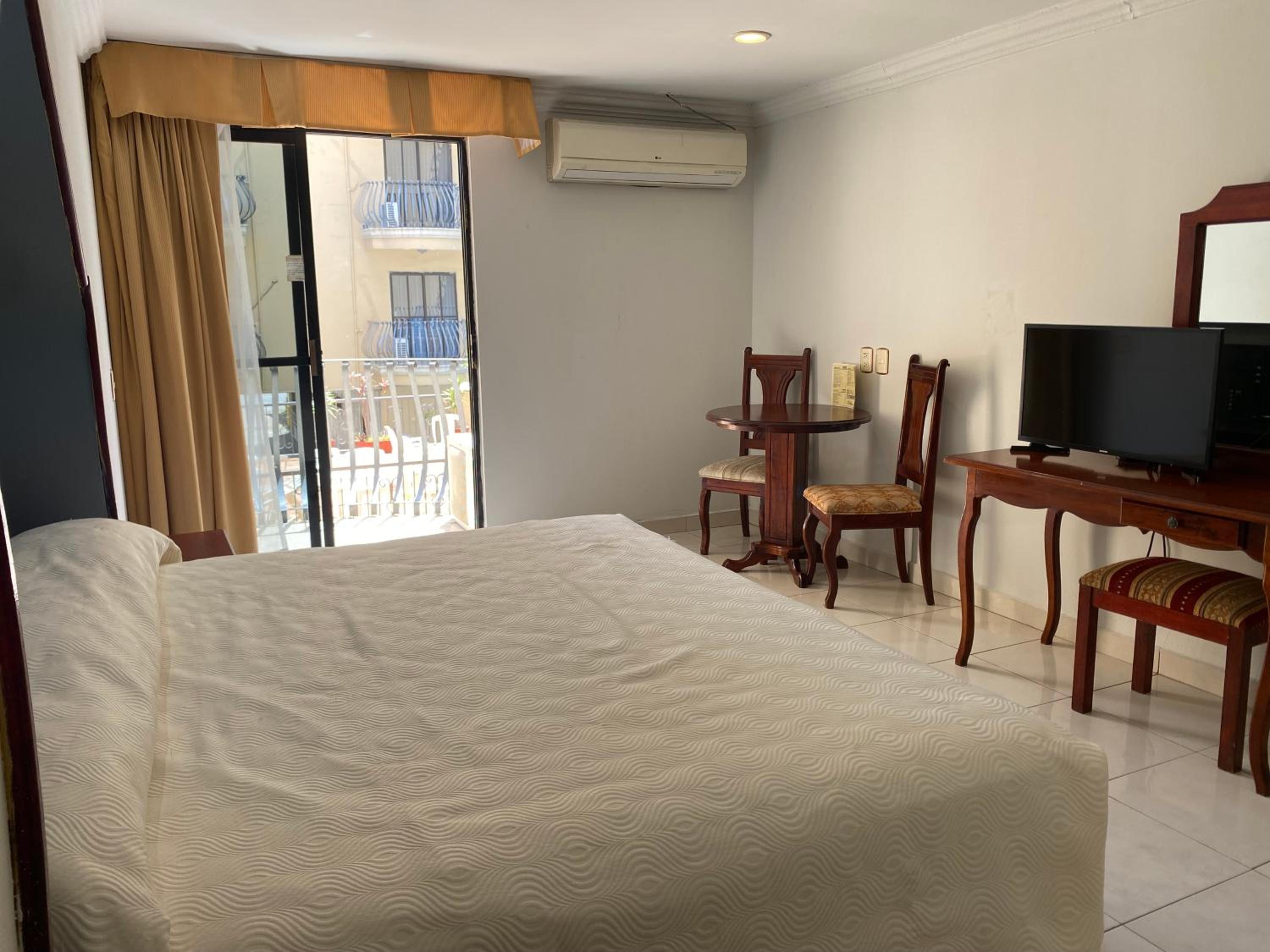 Deluxe King Room - Photo 6