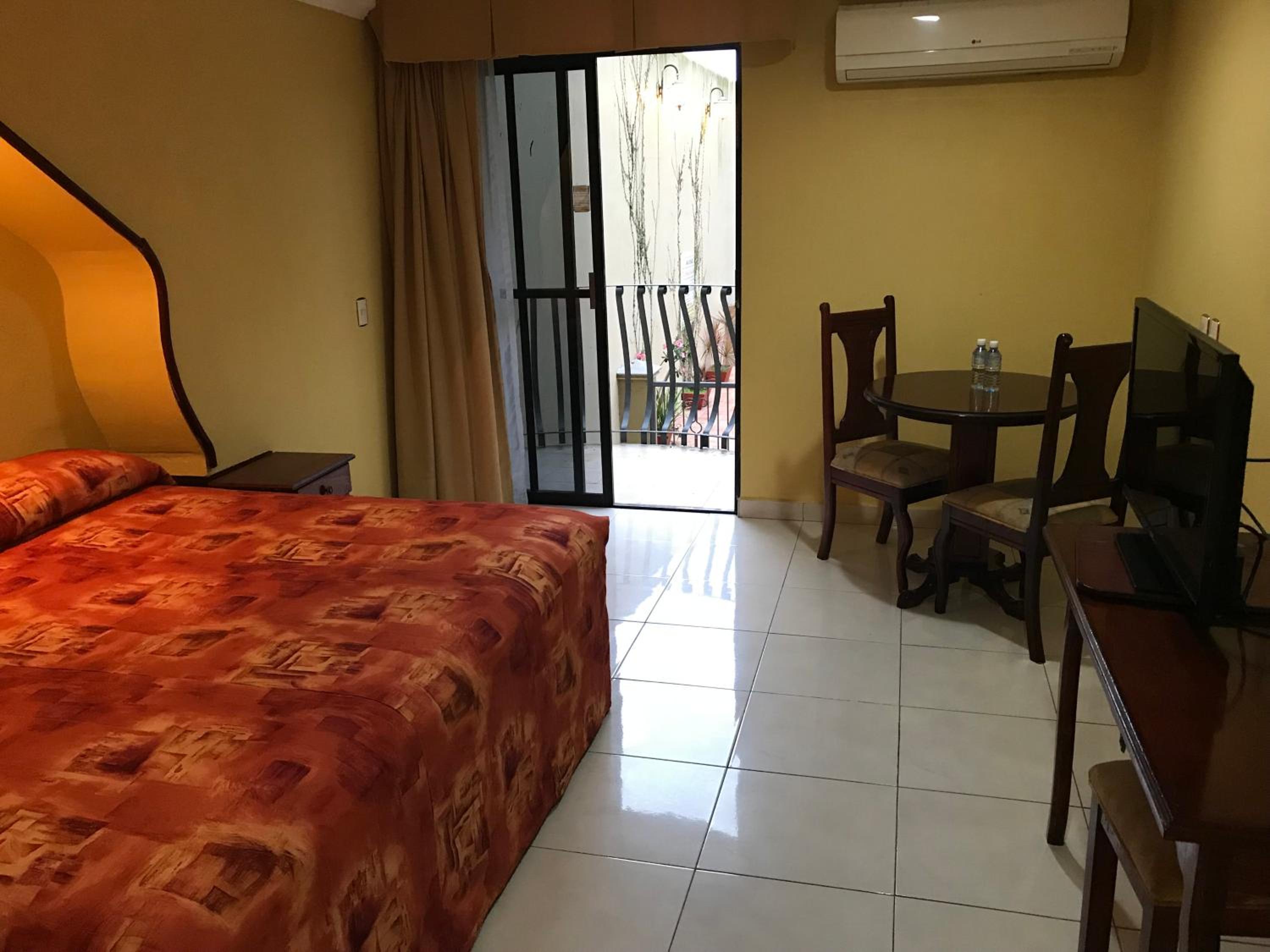 Deluxe King Room - Photo 2