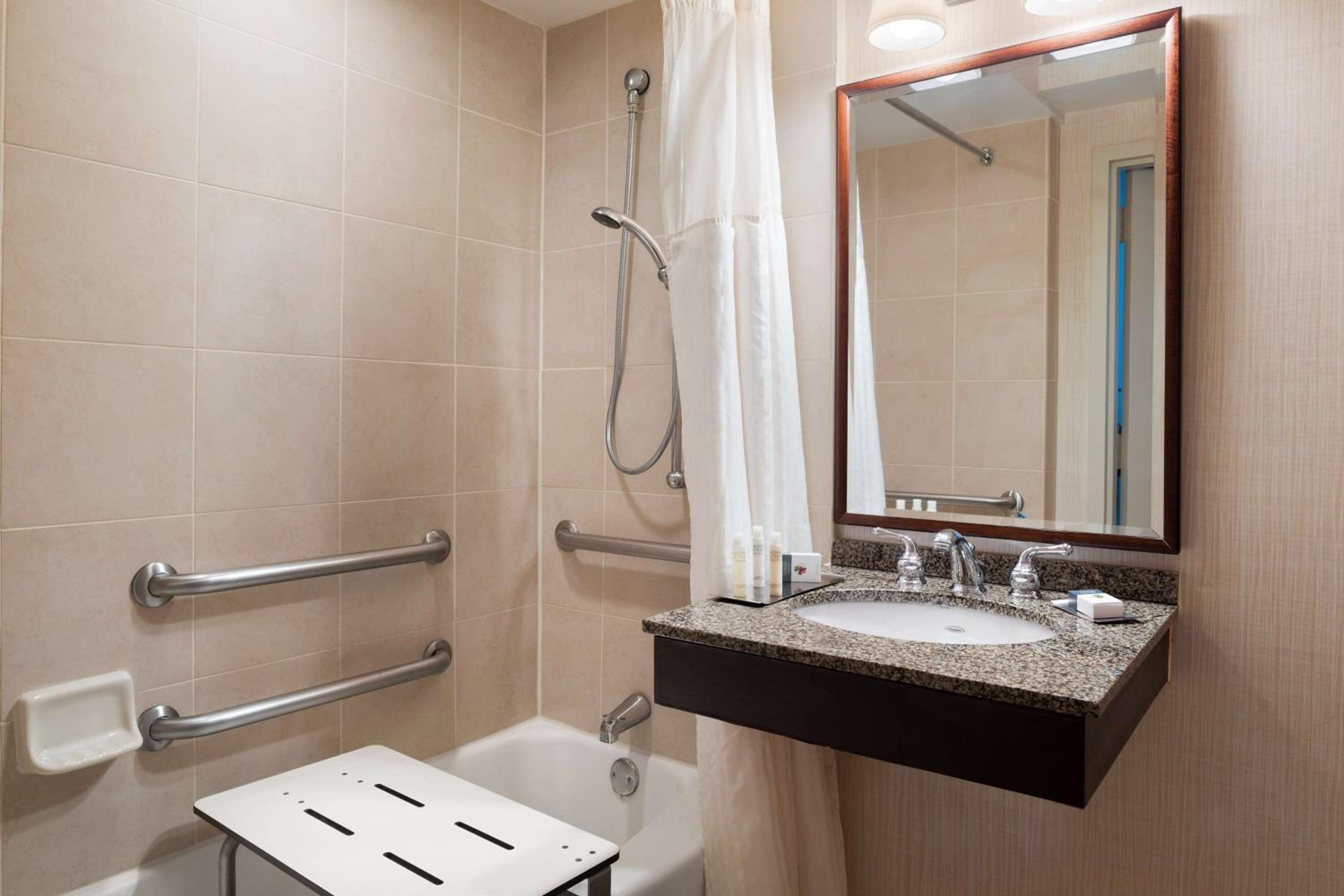 Double Room with Two Double Beds - Disability Access with Bathtub/Non-Smoking - Photo 3