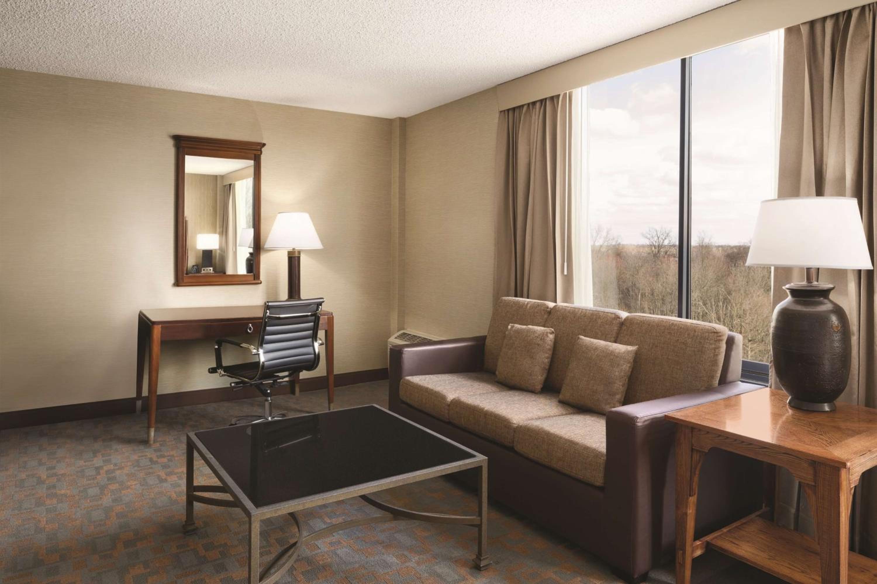 Junior King Suite with Seating Area - Photo 2