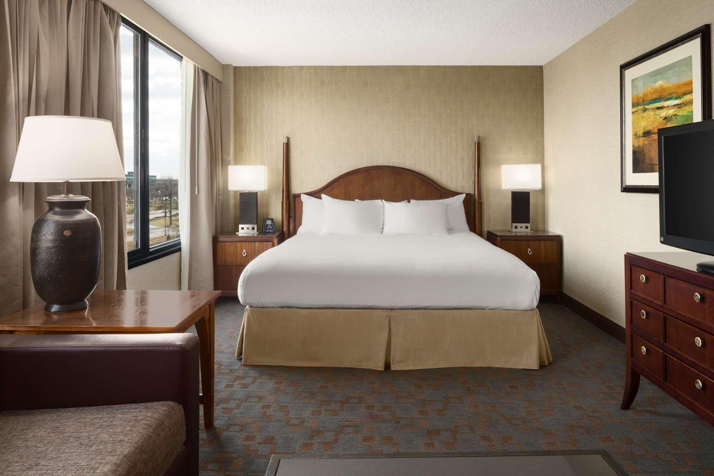Junior King Suite with Seating Area - Photo 3