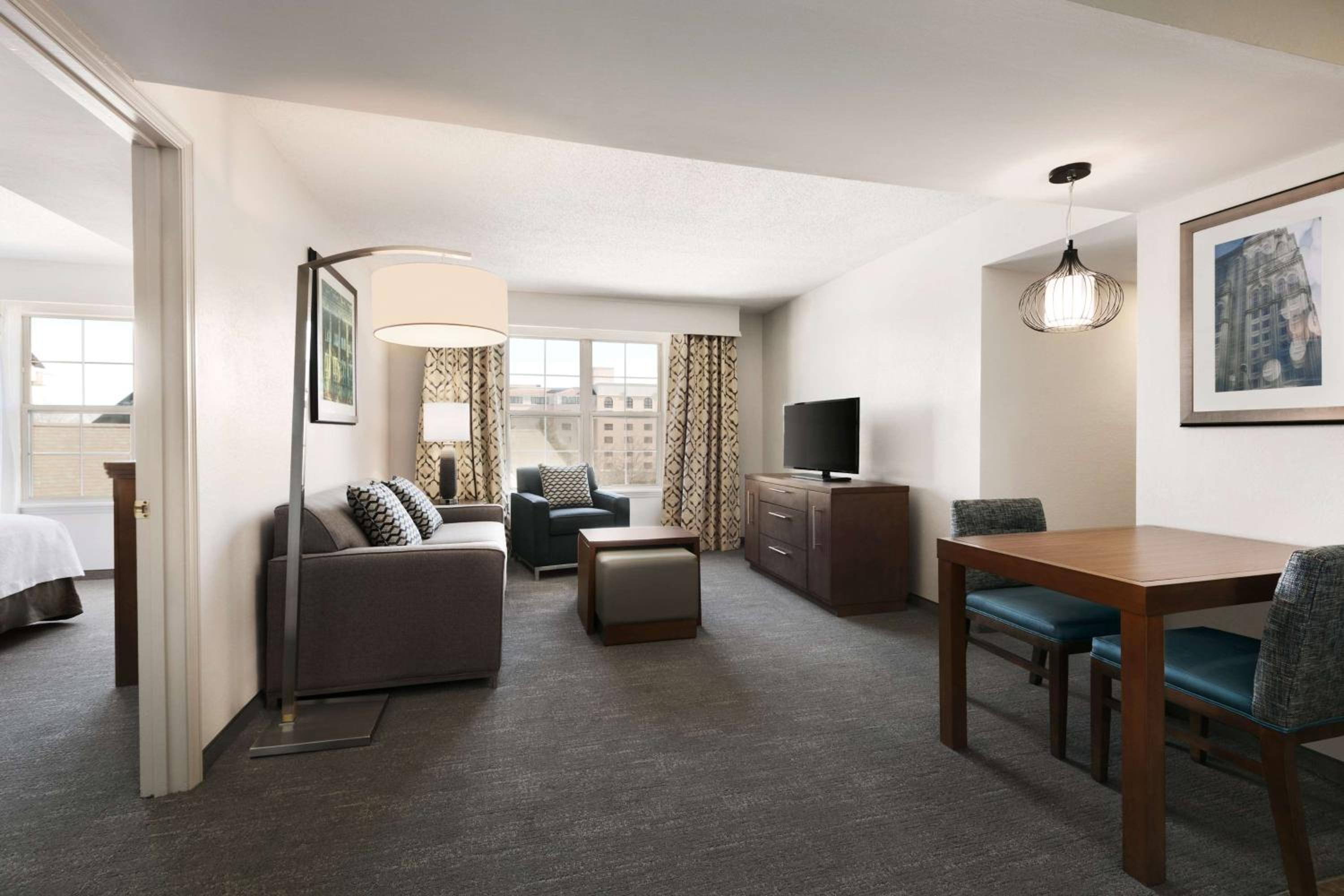 Two-Bedroom Suite with One King And Two Double Beds - Non-Smoking - Photo 4