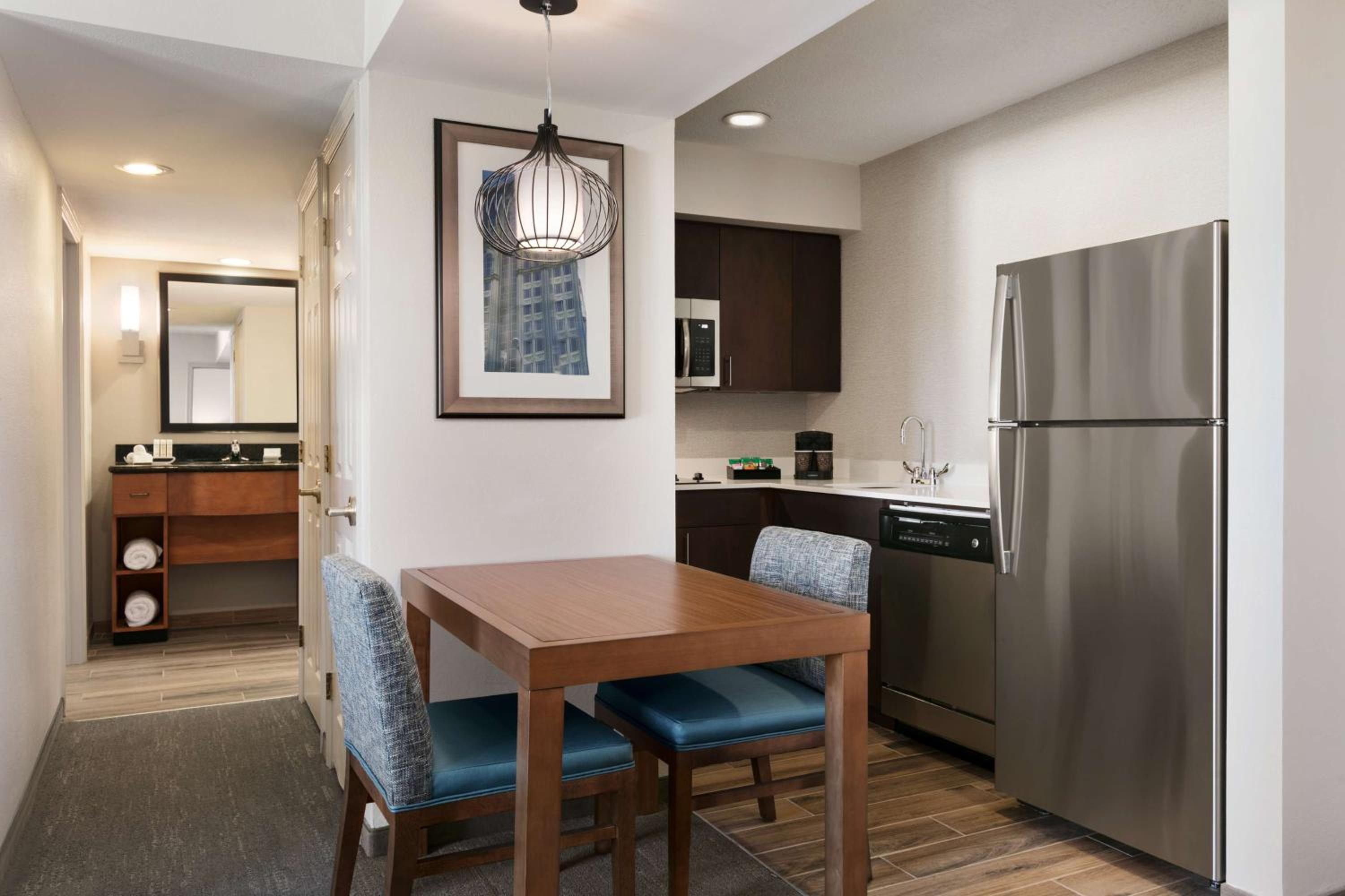 Two-Bedroom Suite with One King And Two Double Beds - Non-Smoking - Photo 2