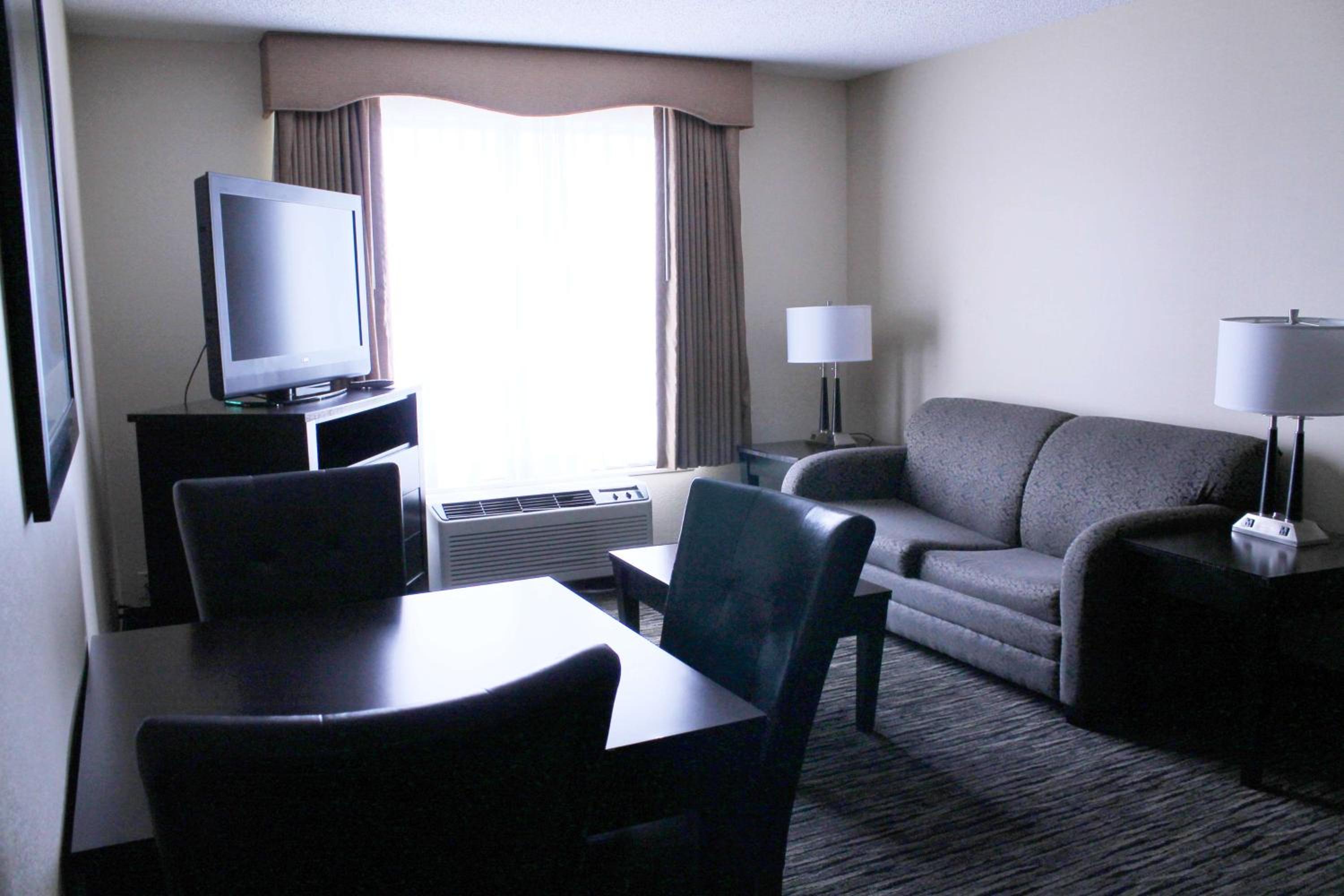 One-Bedroom Suite with Two Queen Beds and Sofa Bed - Photo 2