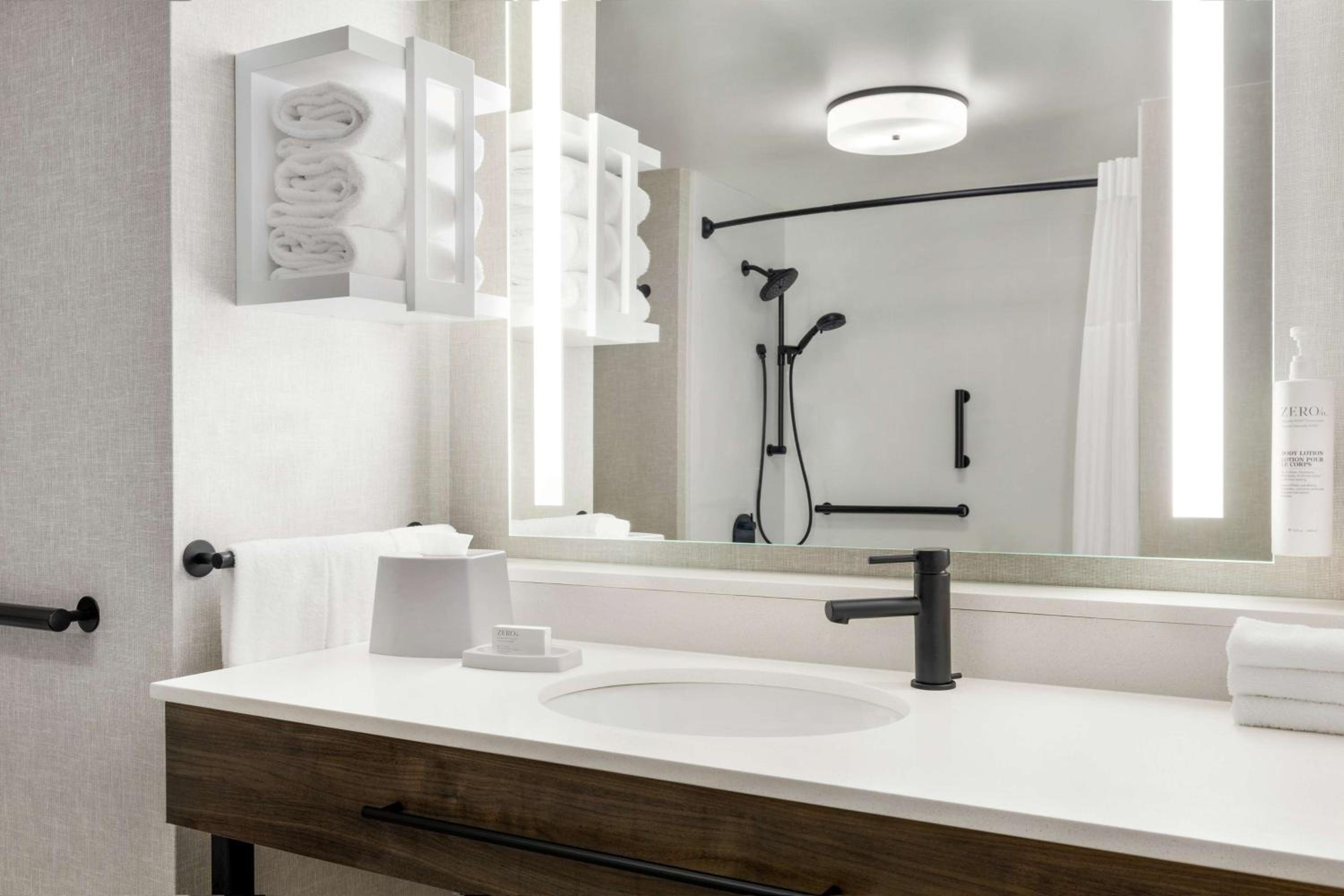 King Room with Accessible Tub - Mobility and Hearing Access/Non-Smoking - Photo 4