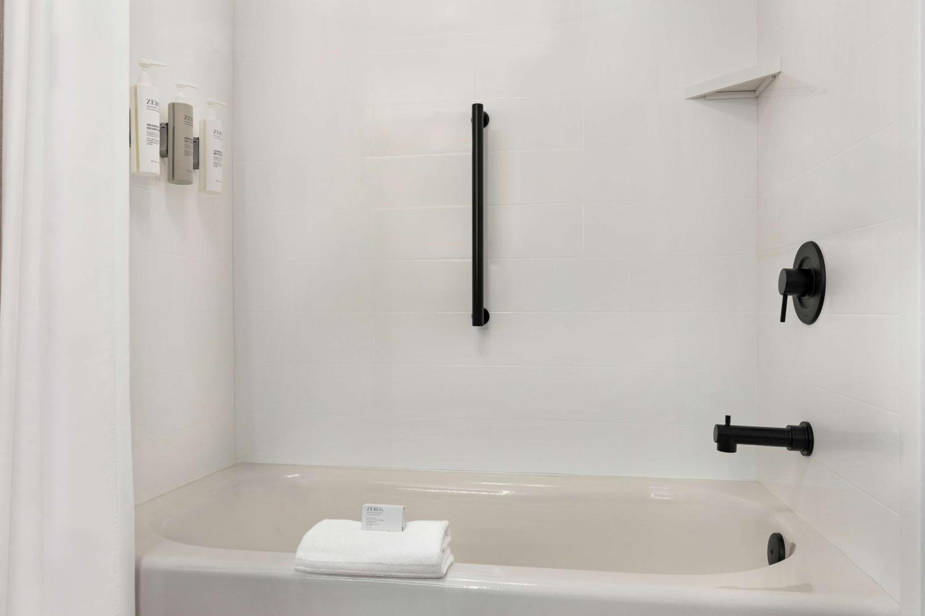 King Studio Suite with Balcony - Non-Smoking - Photo 3