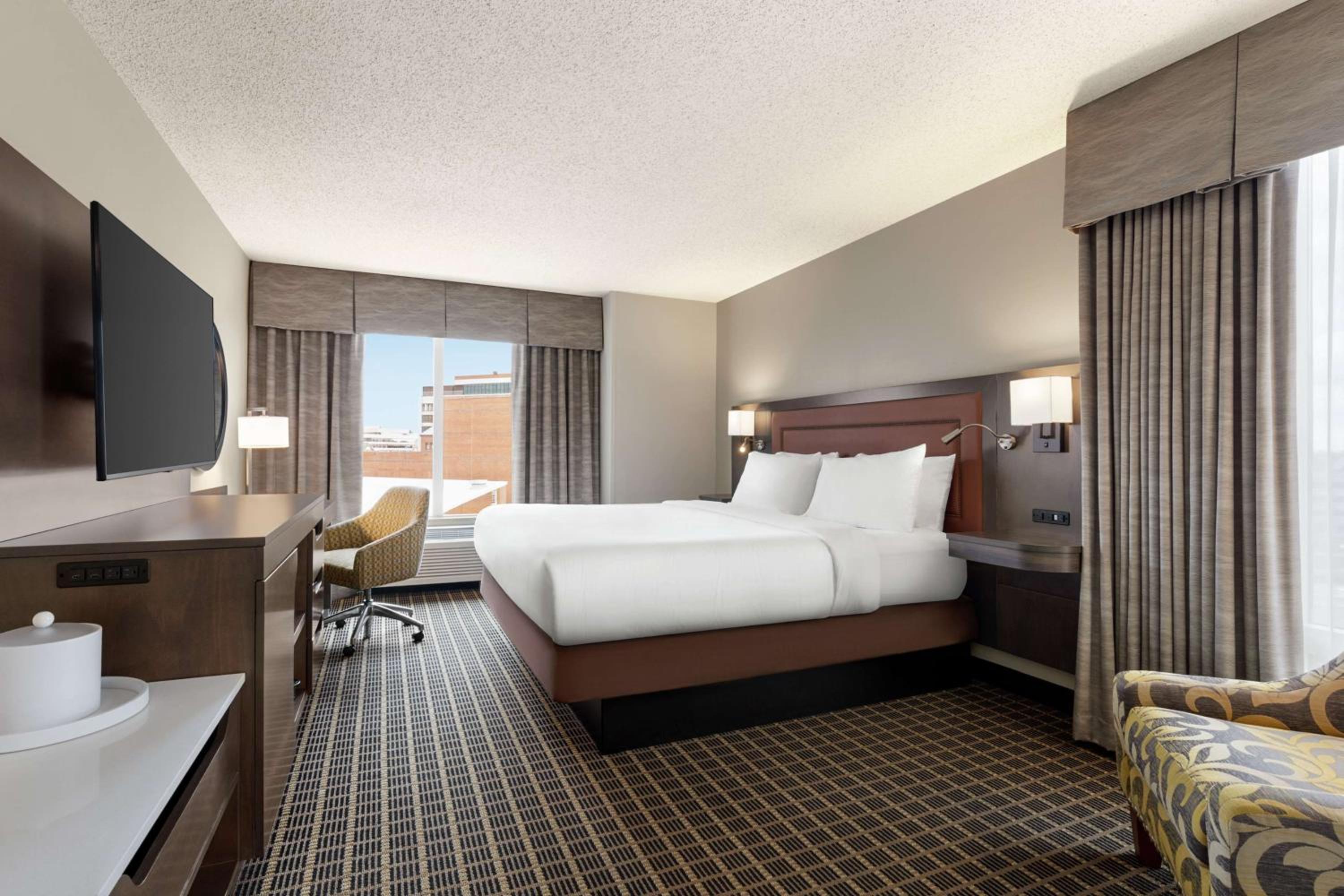 King Room with River View - Non-Smoking - Photo 9
