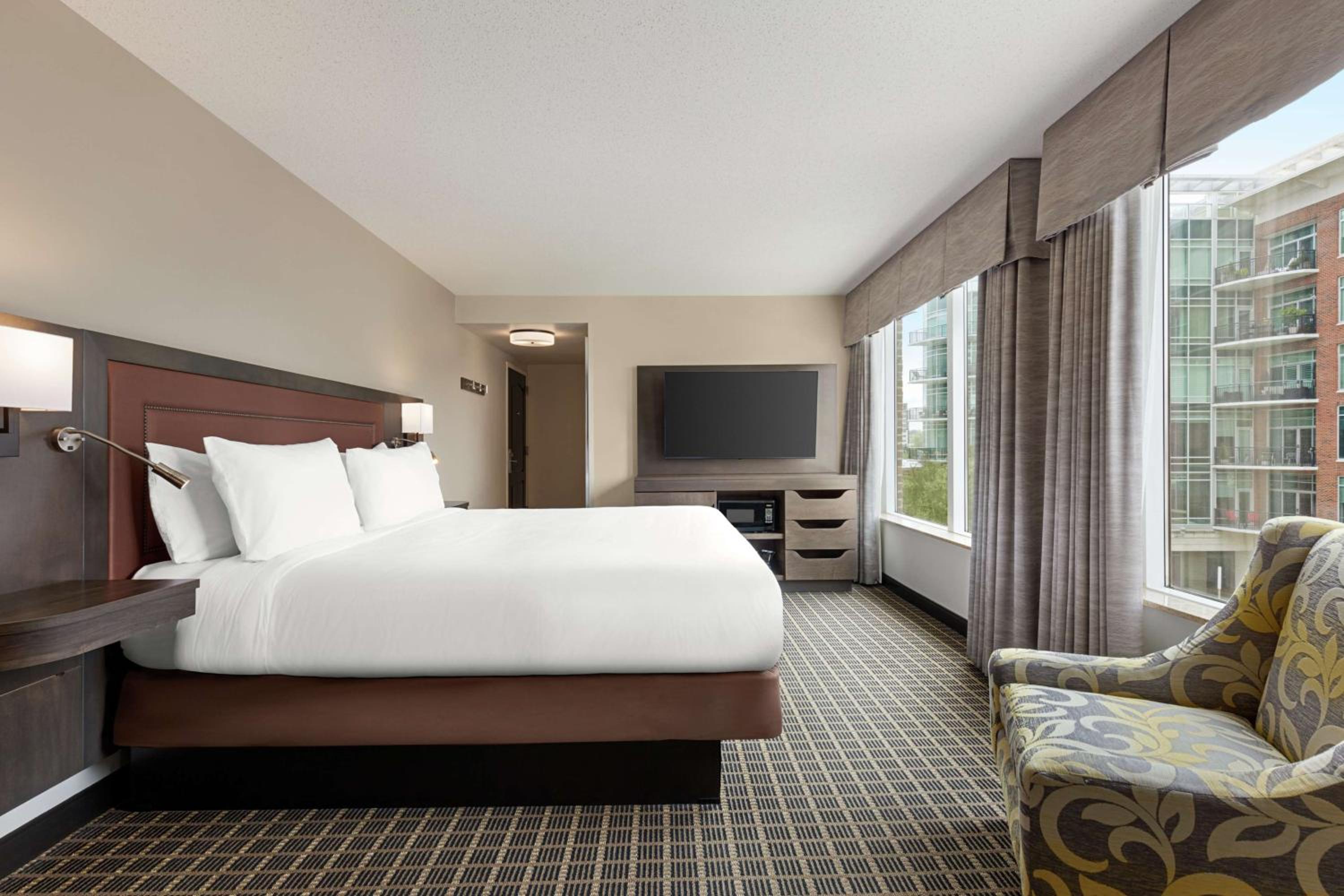 King Room with River View - Non-Smoking - Photo 3