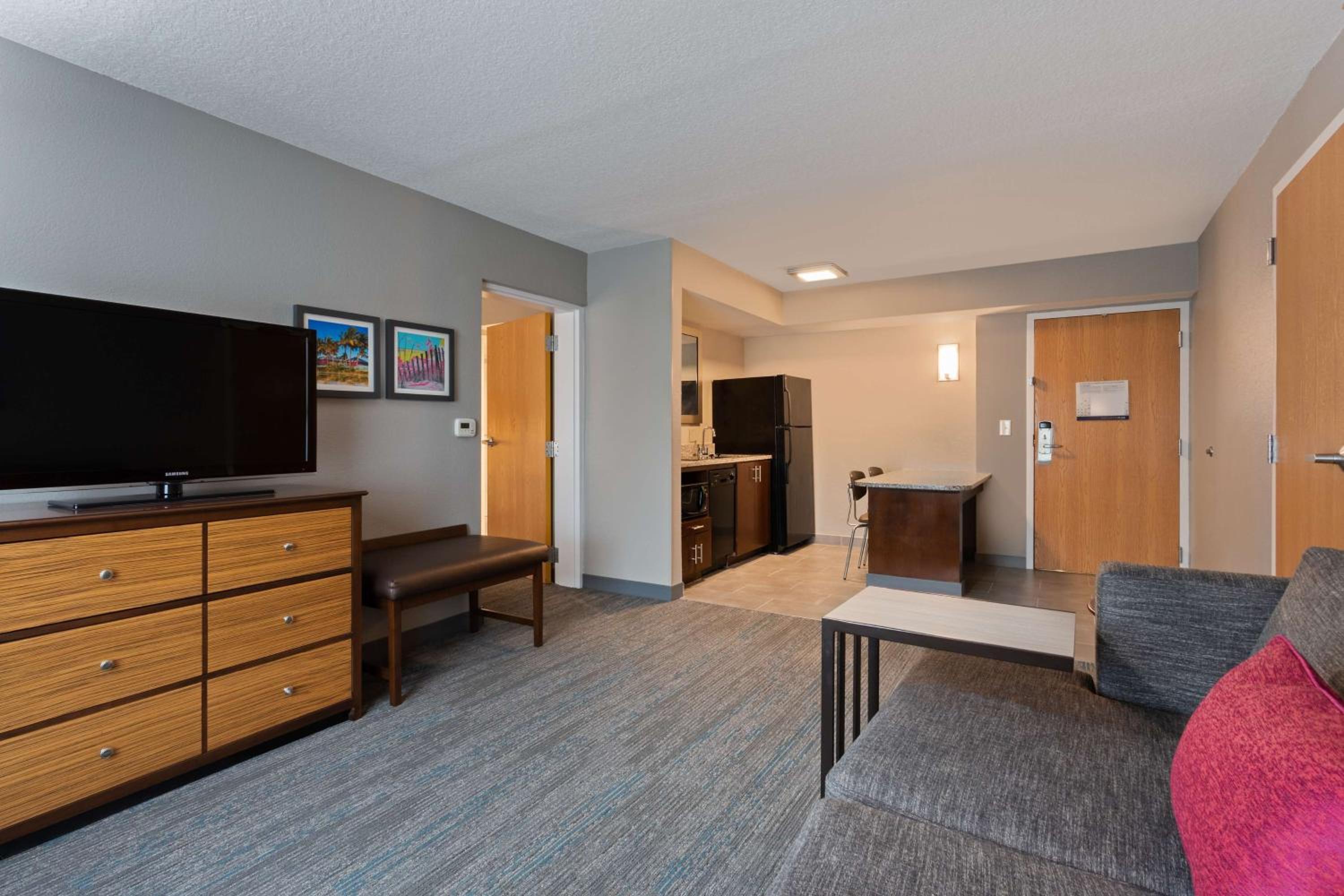 King Suite - Non-Smoking - Photo 4