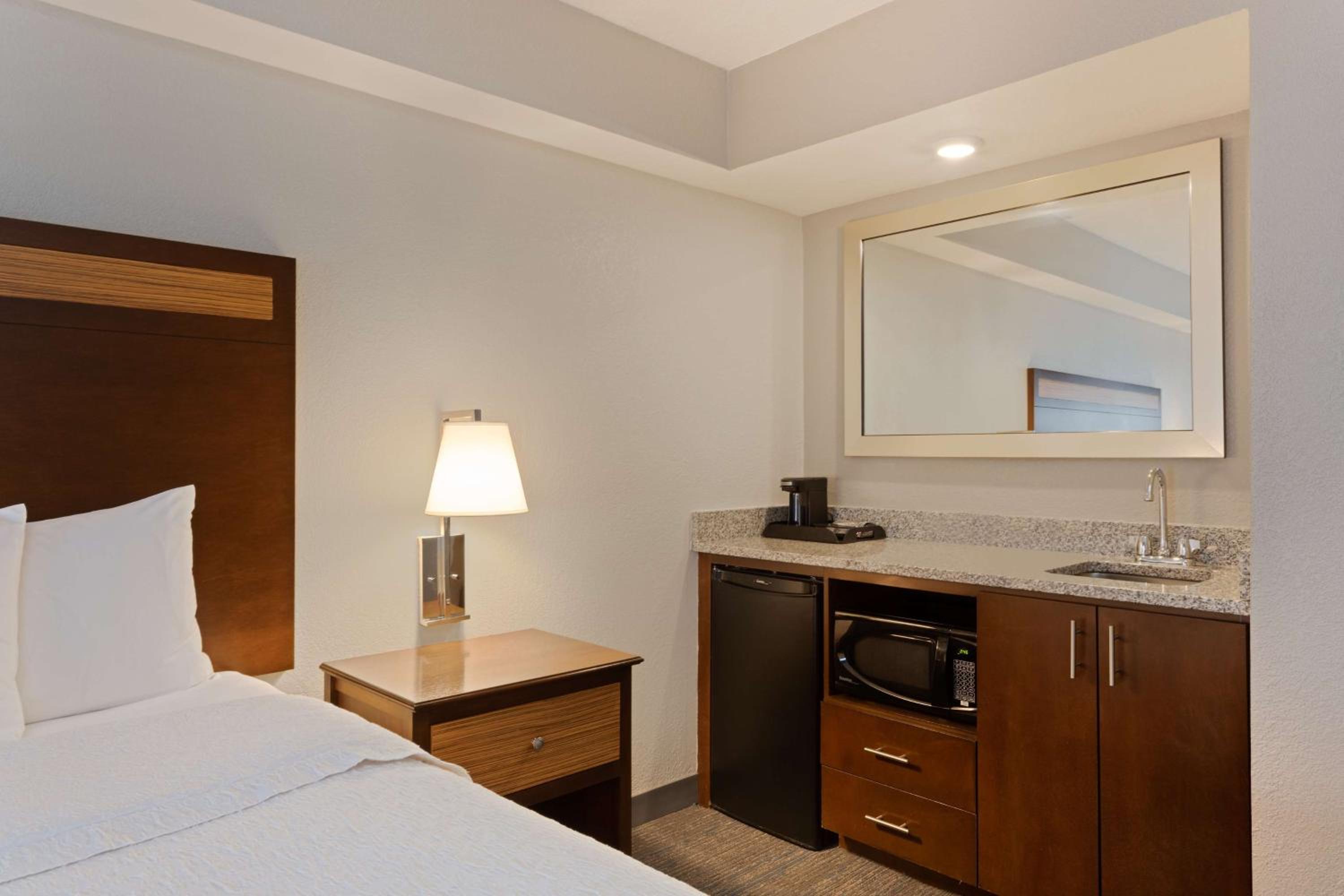 King Study Room with Sofa bed - Photo 3