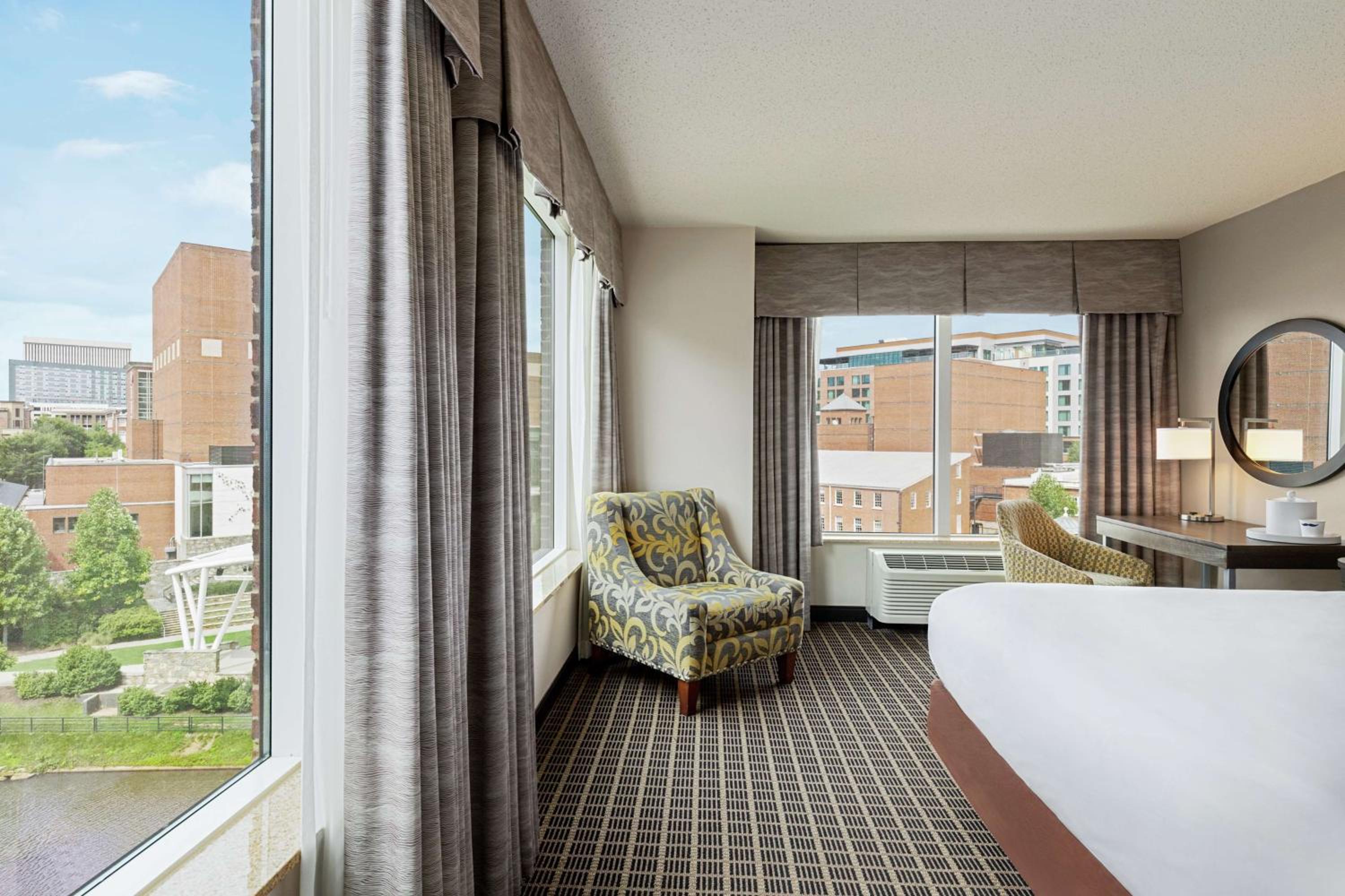 King Room with River View - Non-Smoking - Photo 6