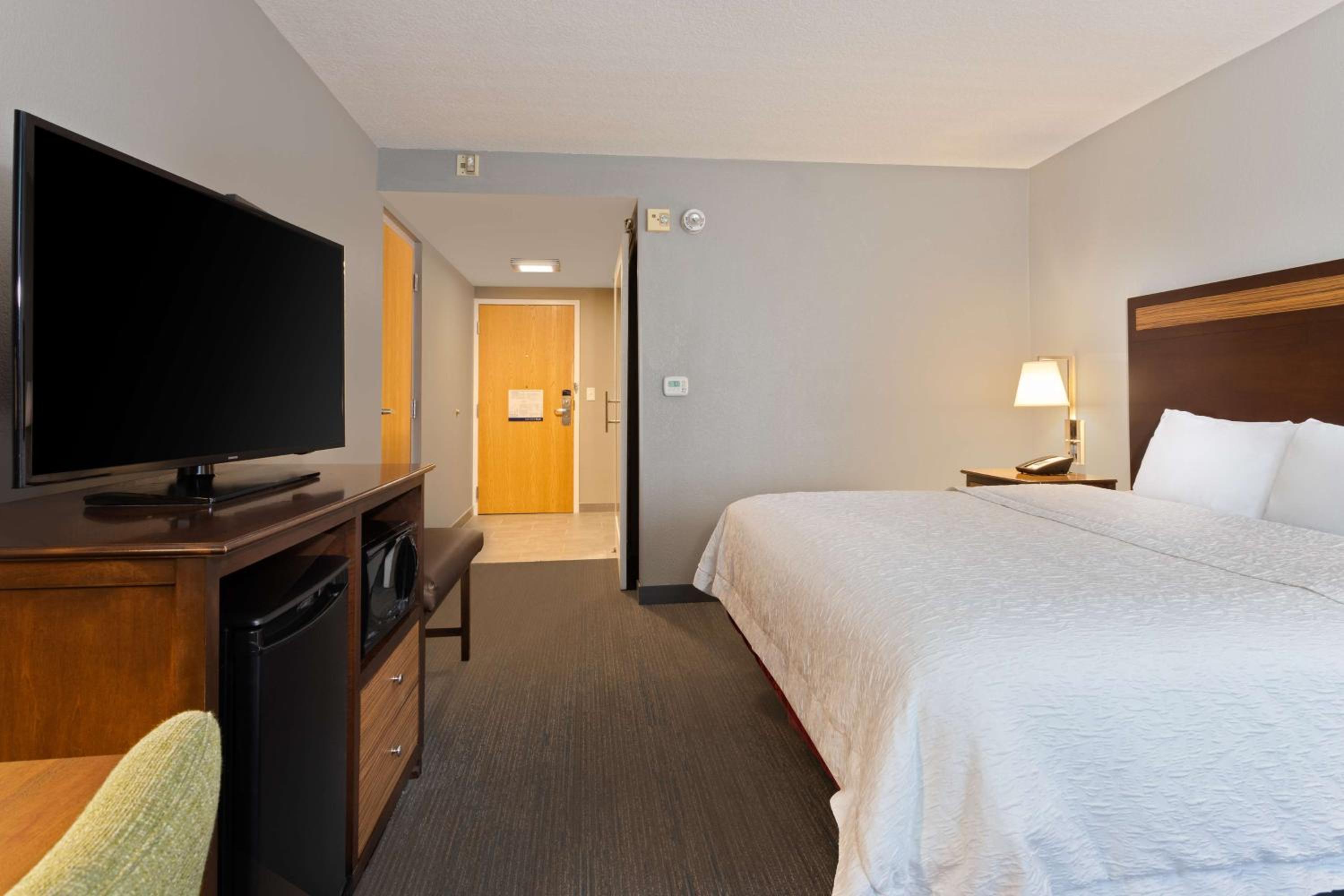 King Room - Disability Access Hearing Accessible - Non-Smoking - Photo 2