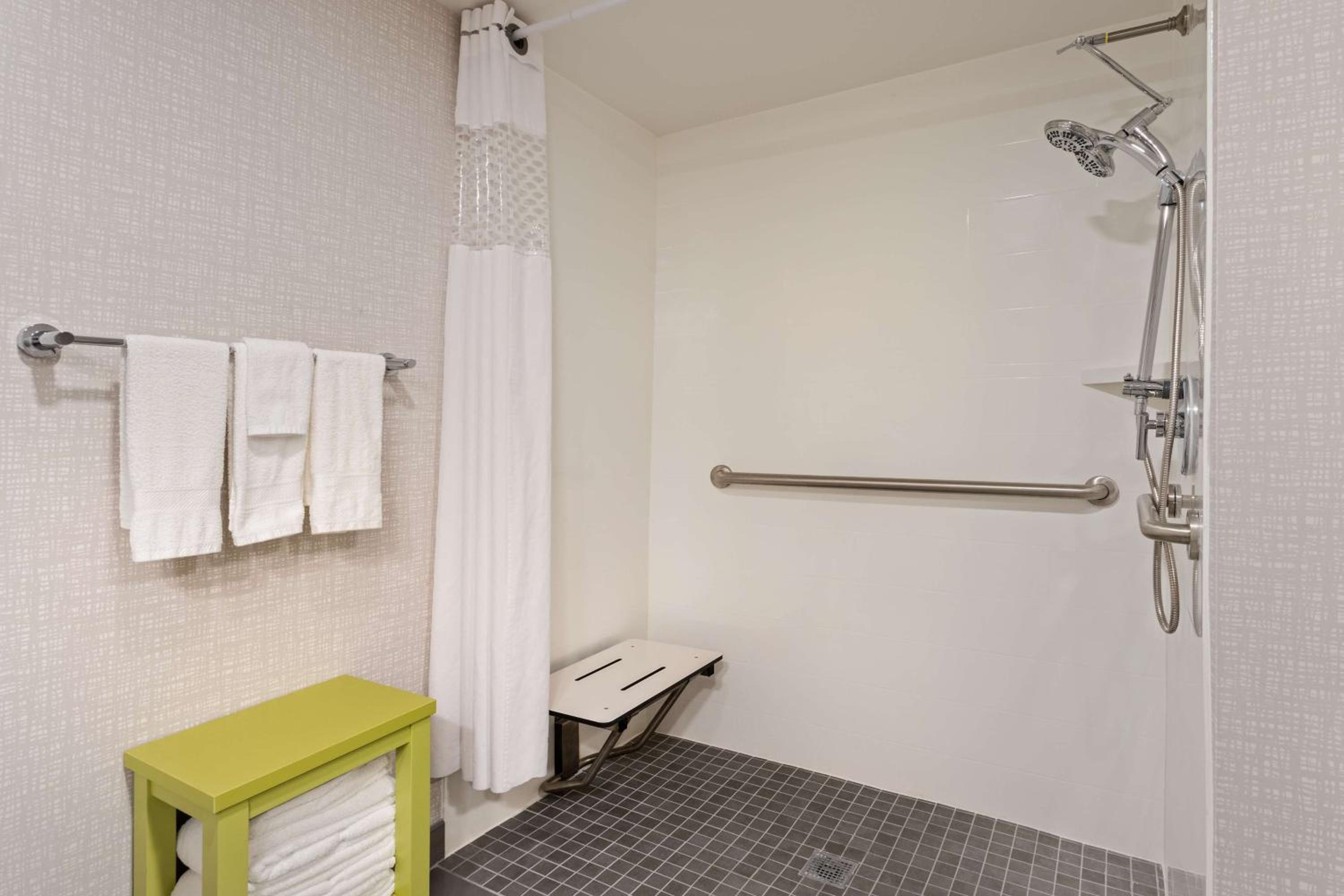 King Room - Disability Access/Roll-in Shower - Photo 3