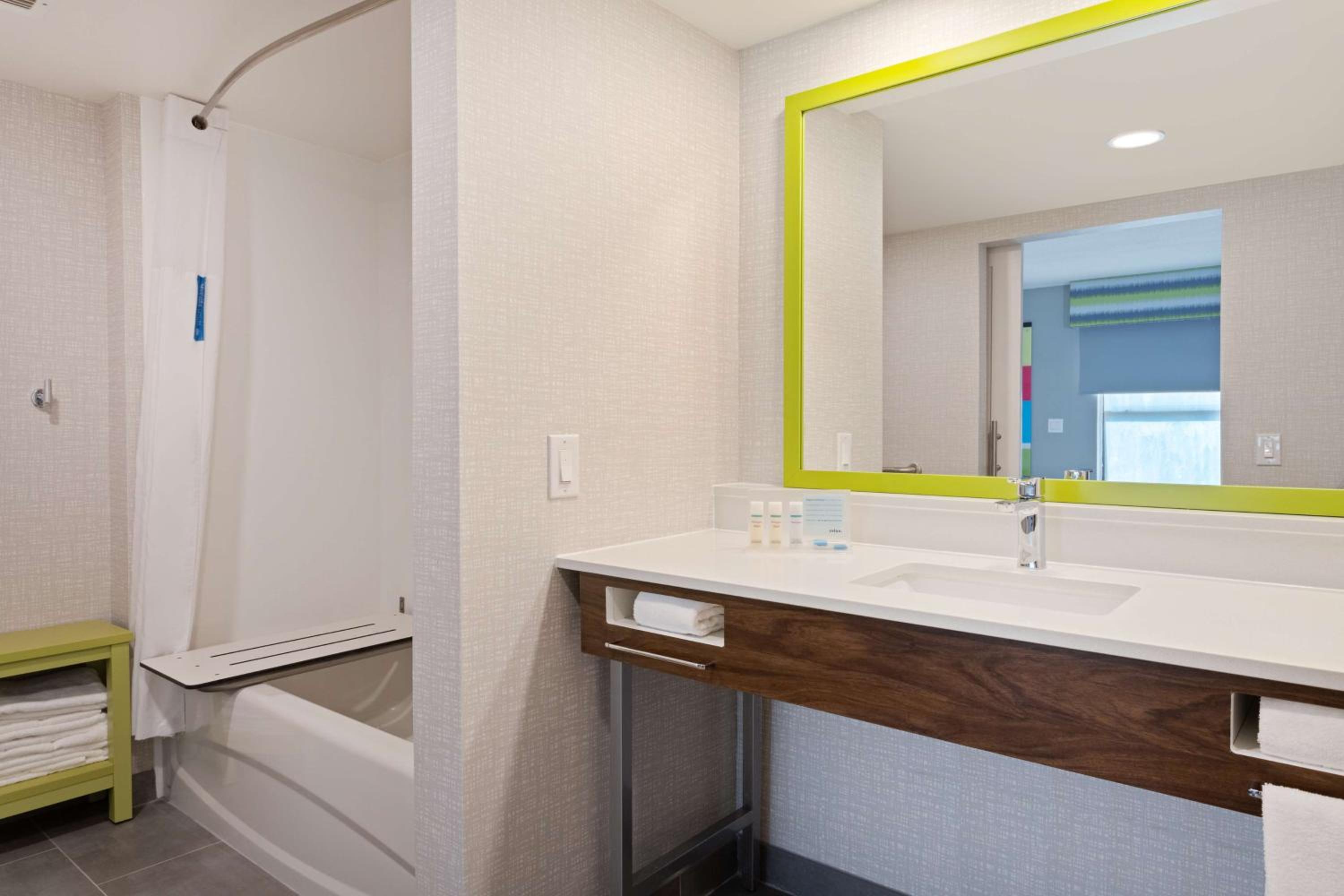 King Suite with Shower - Mobility/Hearing Access - Photo 3
