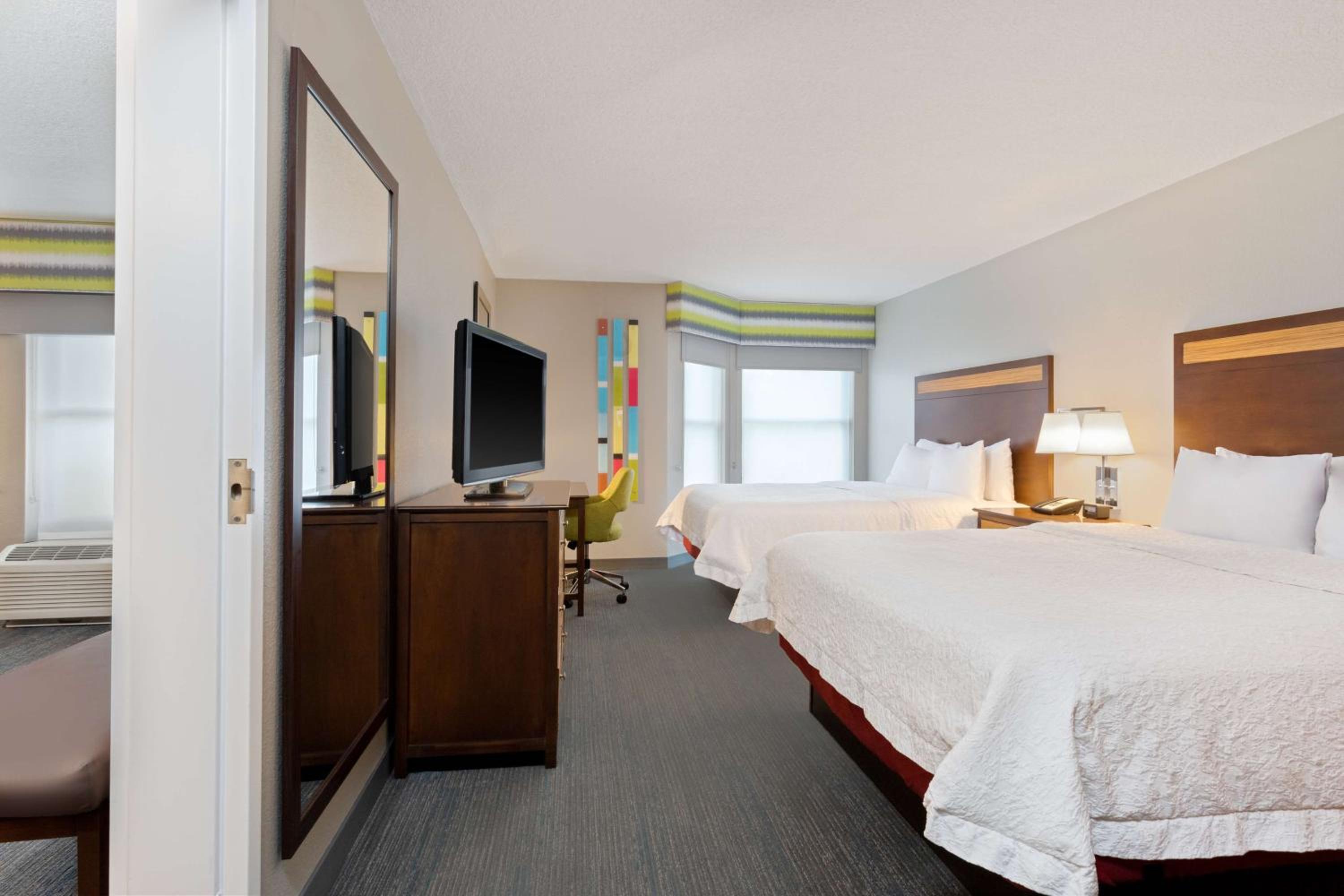 Queen Suite with Two Queen Beds - Photo 5