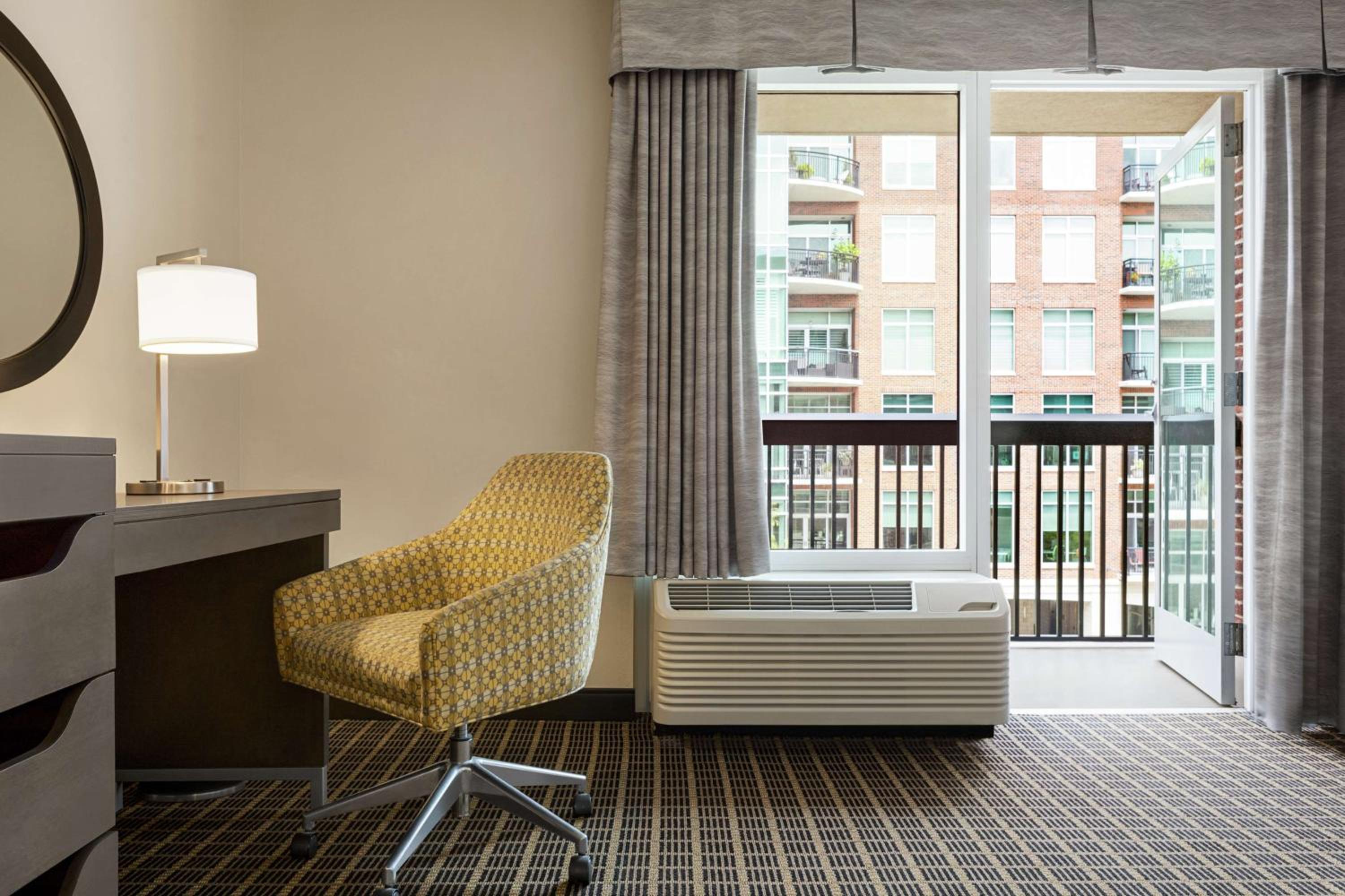 King Room with Balcony - Non-Smoking - Photo 4