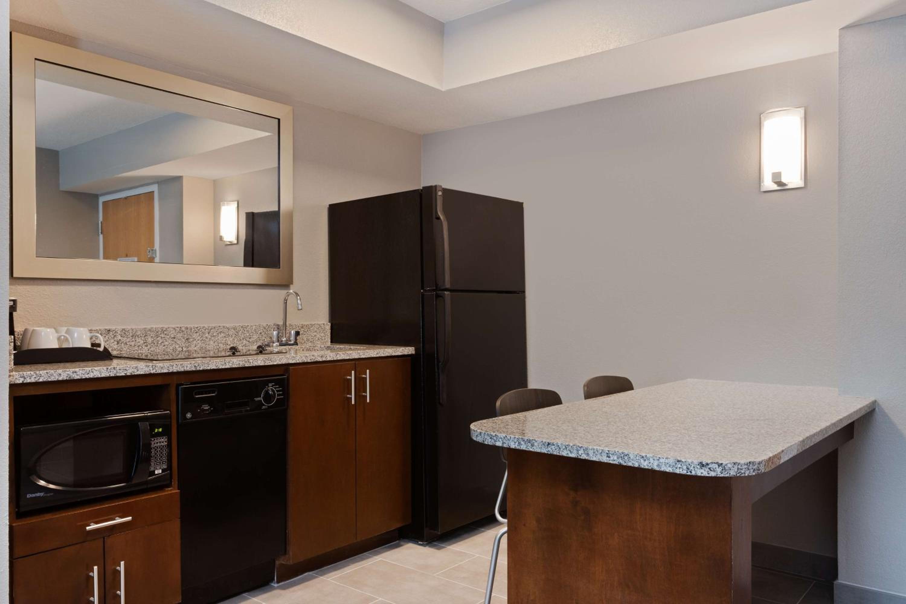 King Suite - Non-Smoking - Photo 3