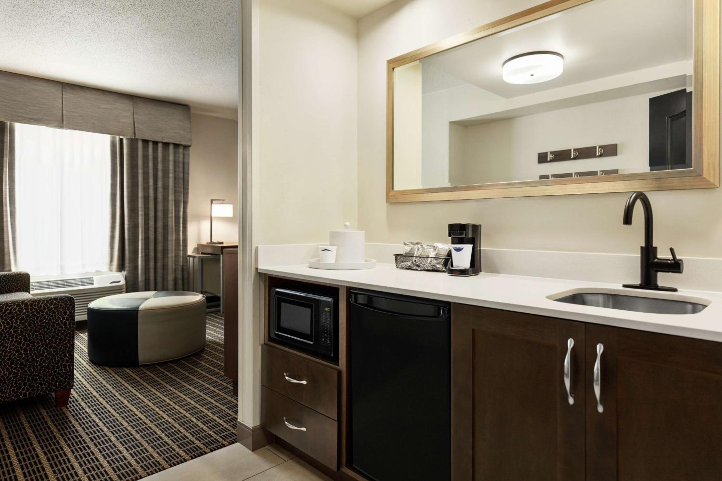 King Studio Suite with Balcony - Non-Smoking - Photo 8