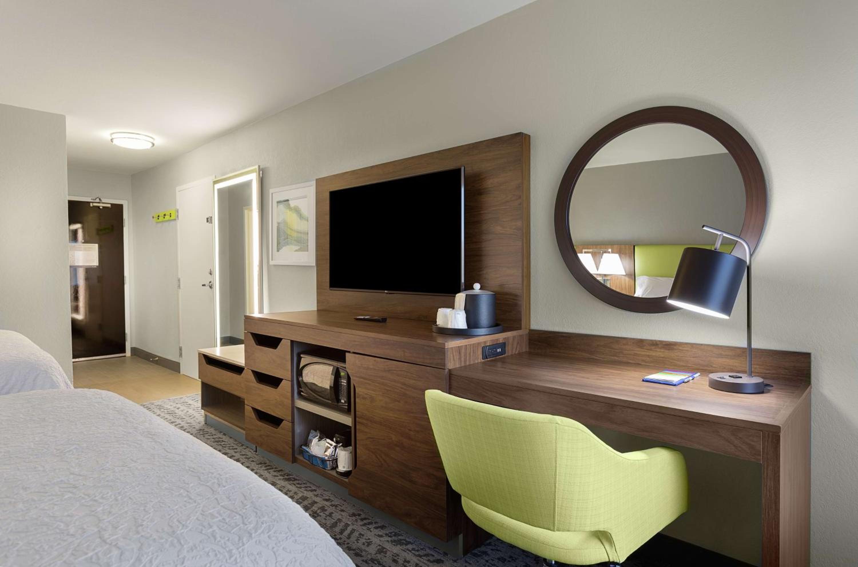 Room with Two Queen Beds - Non-Smoking - Photo 2