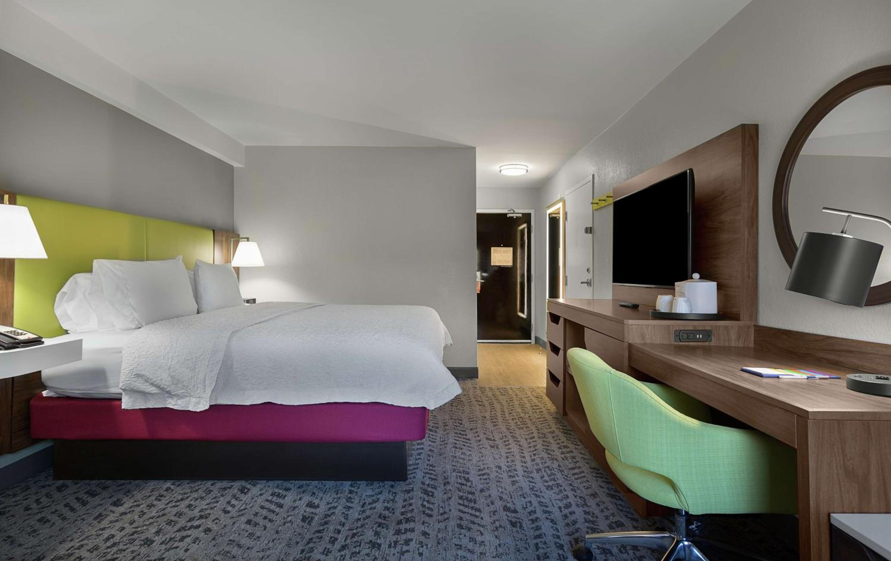 King Room with Sofa Bed - Non-Smoking - Photo 5