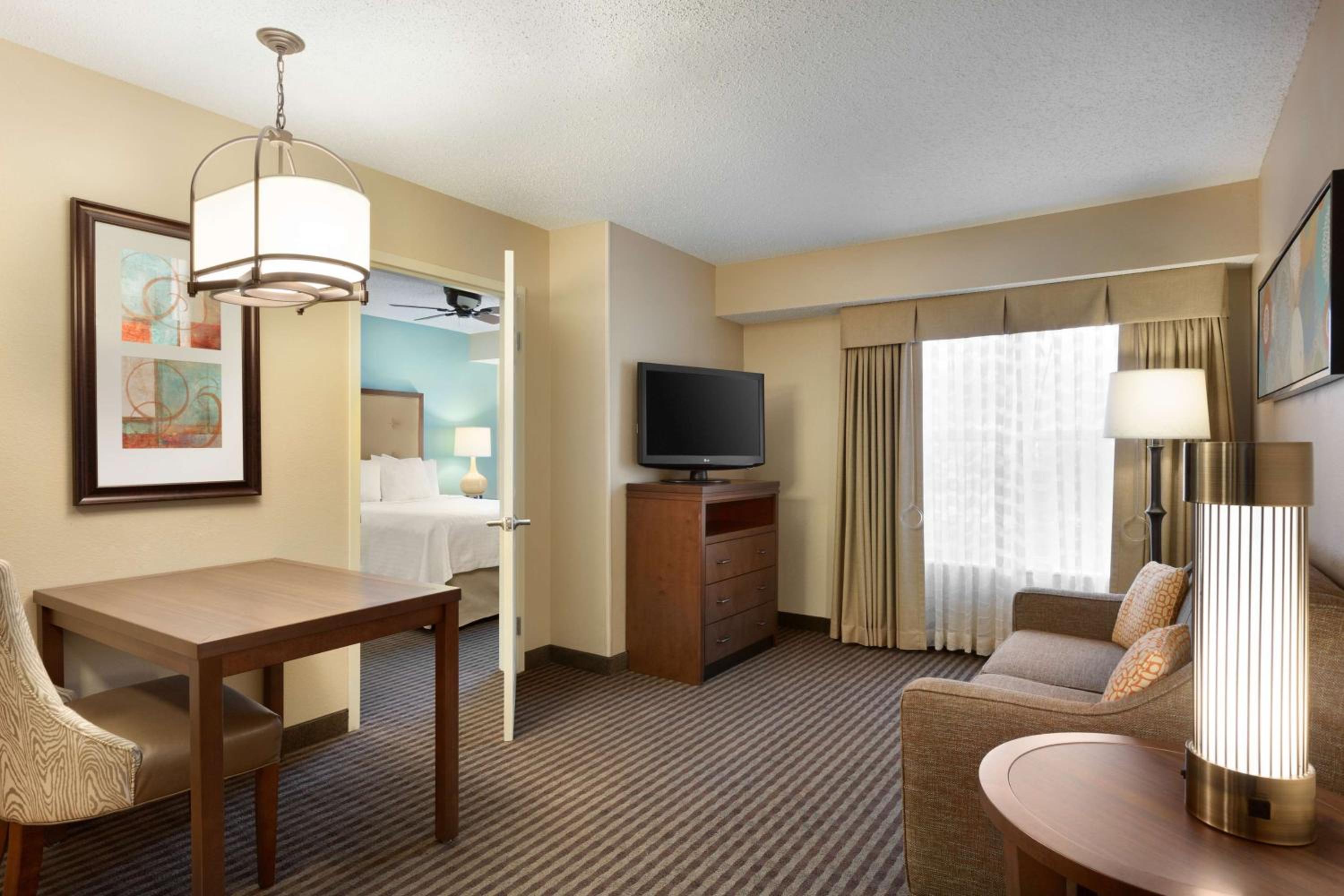 Queen Suite with Tub - Mobility Access/Non-Smoking - Photo 1