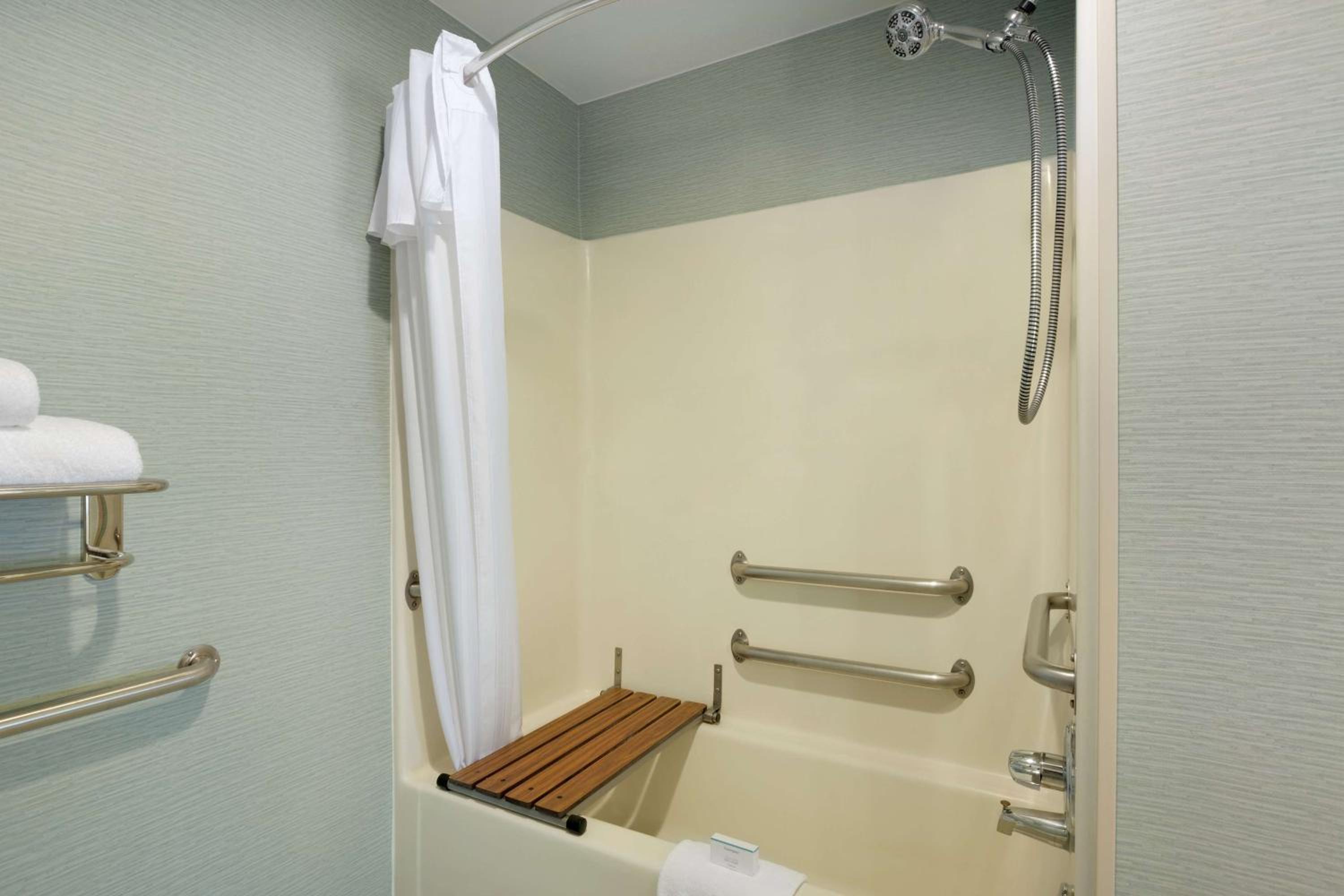 Queen Suite with Tub - Mobility Access/Non-Smoking - Photo 2
