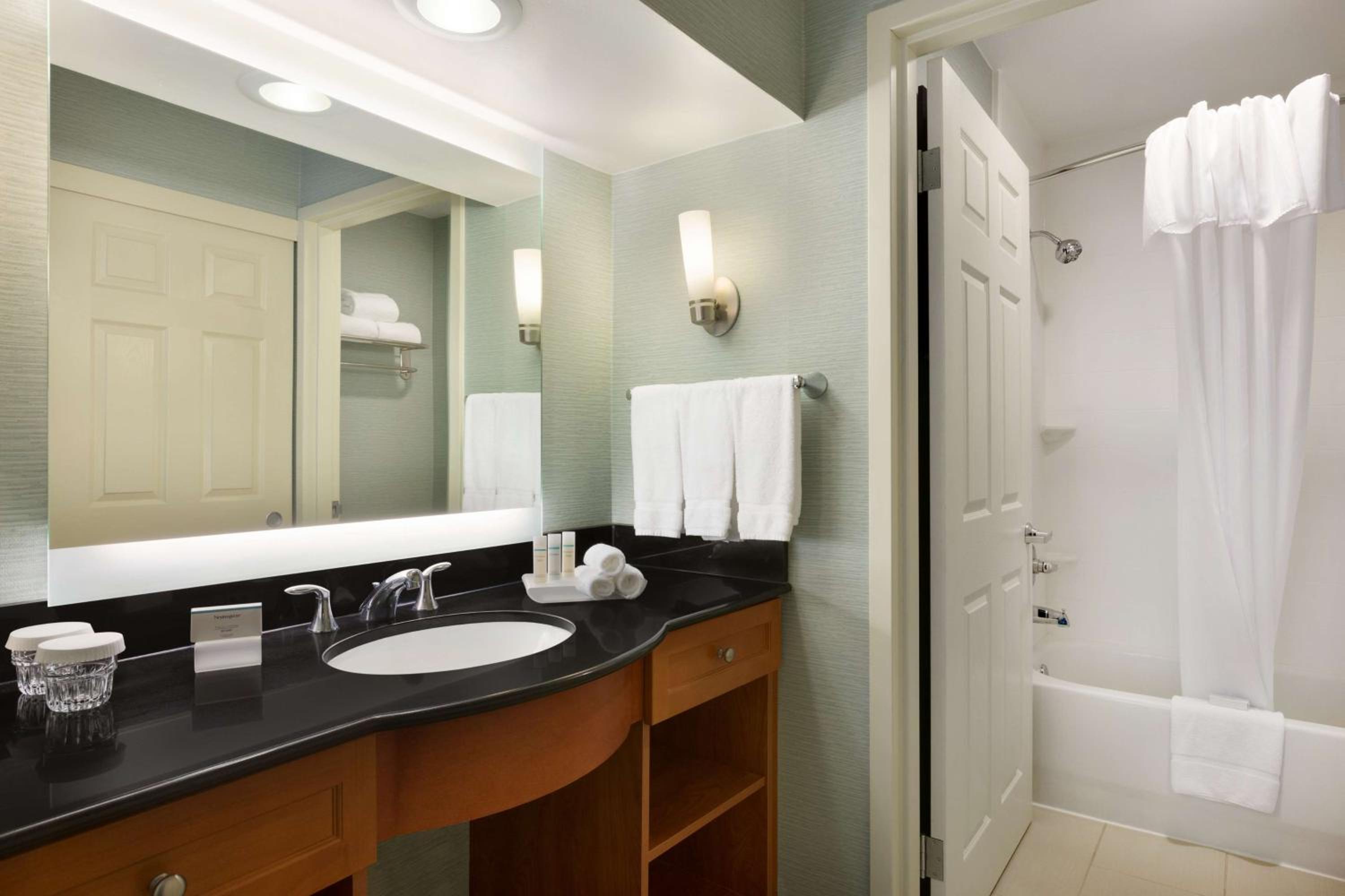 One-Bedroom King Suite - Non-Smoking - Photo 2