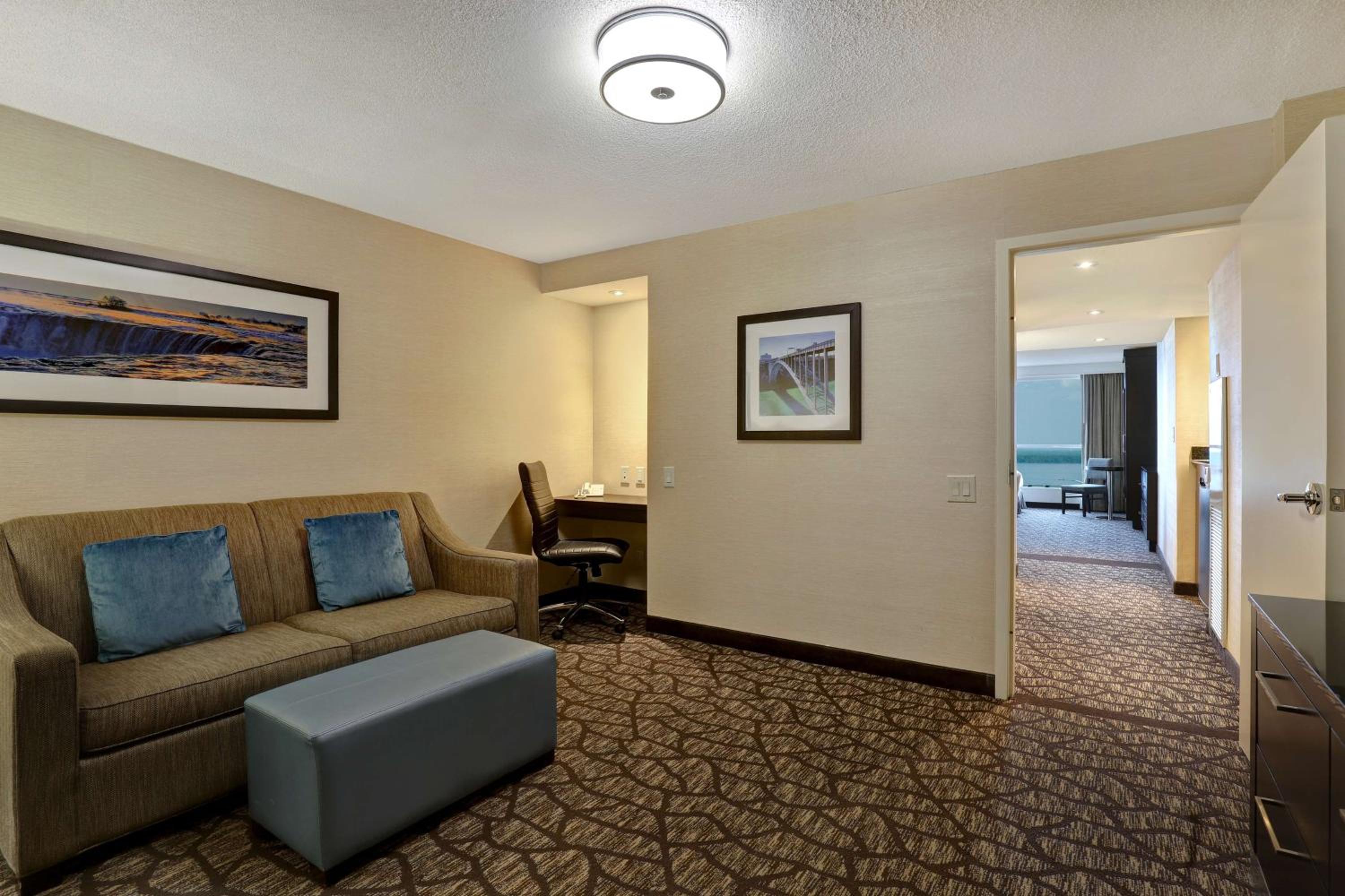 Queen Suite with Roll-In Shower and Falls View - Mobility Accessible