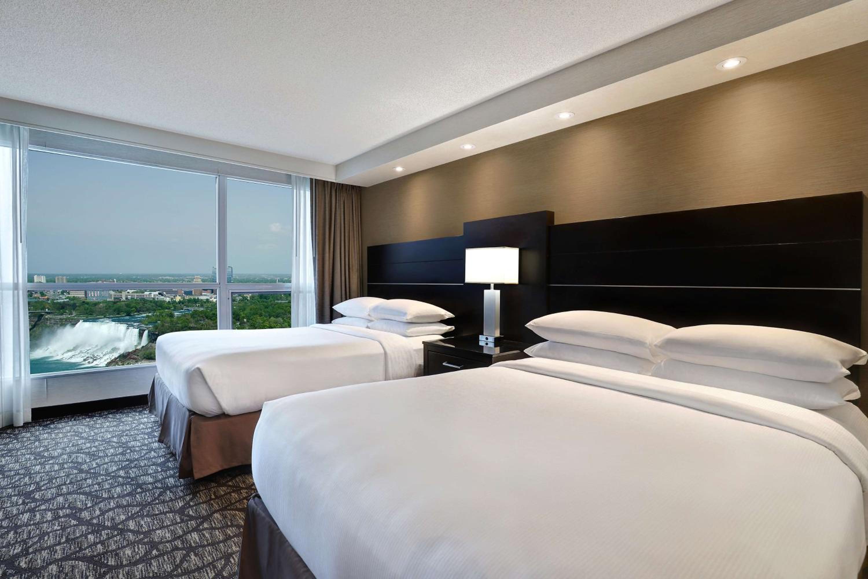 Queen Suite with Three Queen Beds and Horseshoe/US Falls View