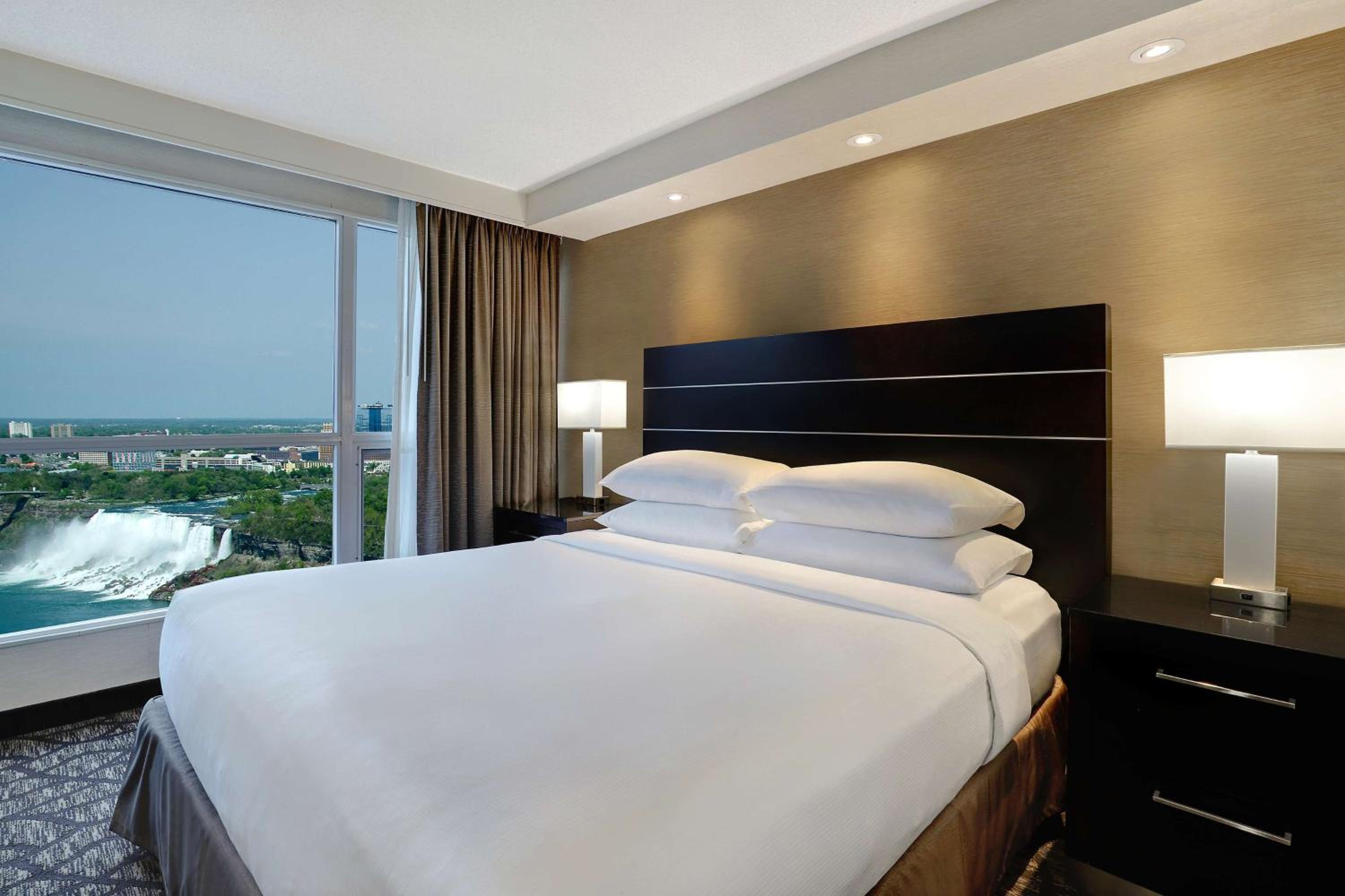 King Room with Horseshoe/US Falls View - High Floor