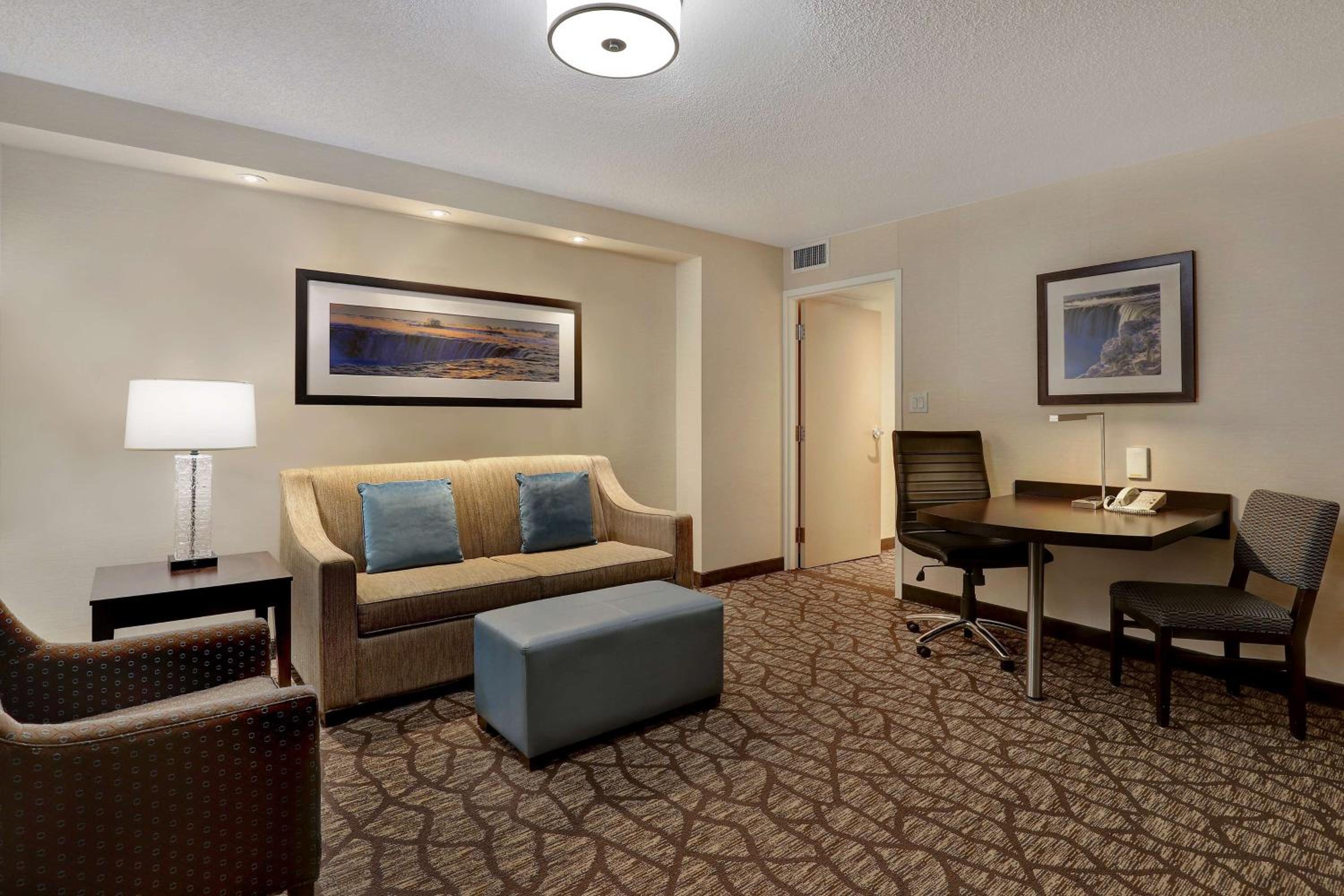 Queen Suite with Three Queen Beds and Horseshoe/US Falls View