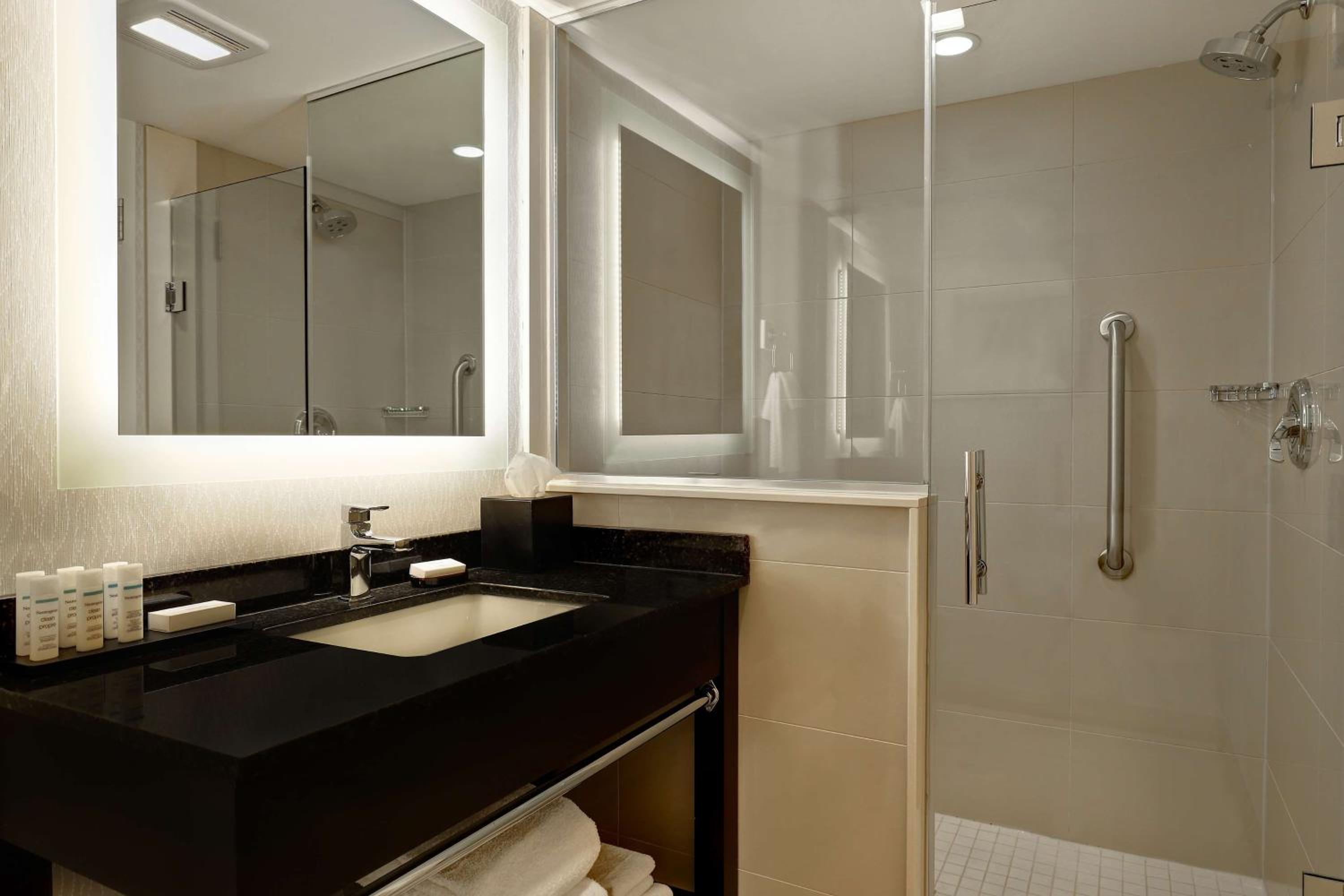Queen Suite with Three Queen Beds and Horseshoe/US Falls View
