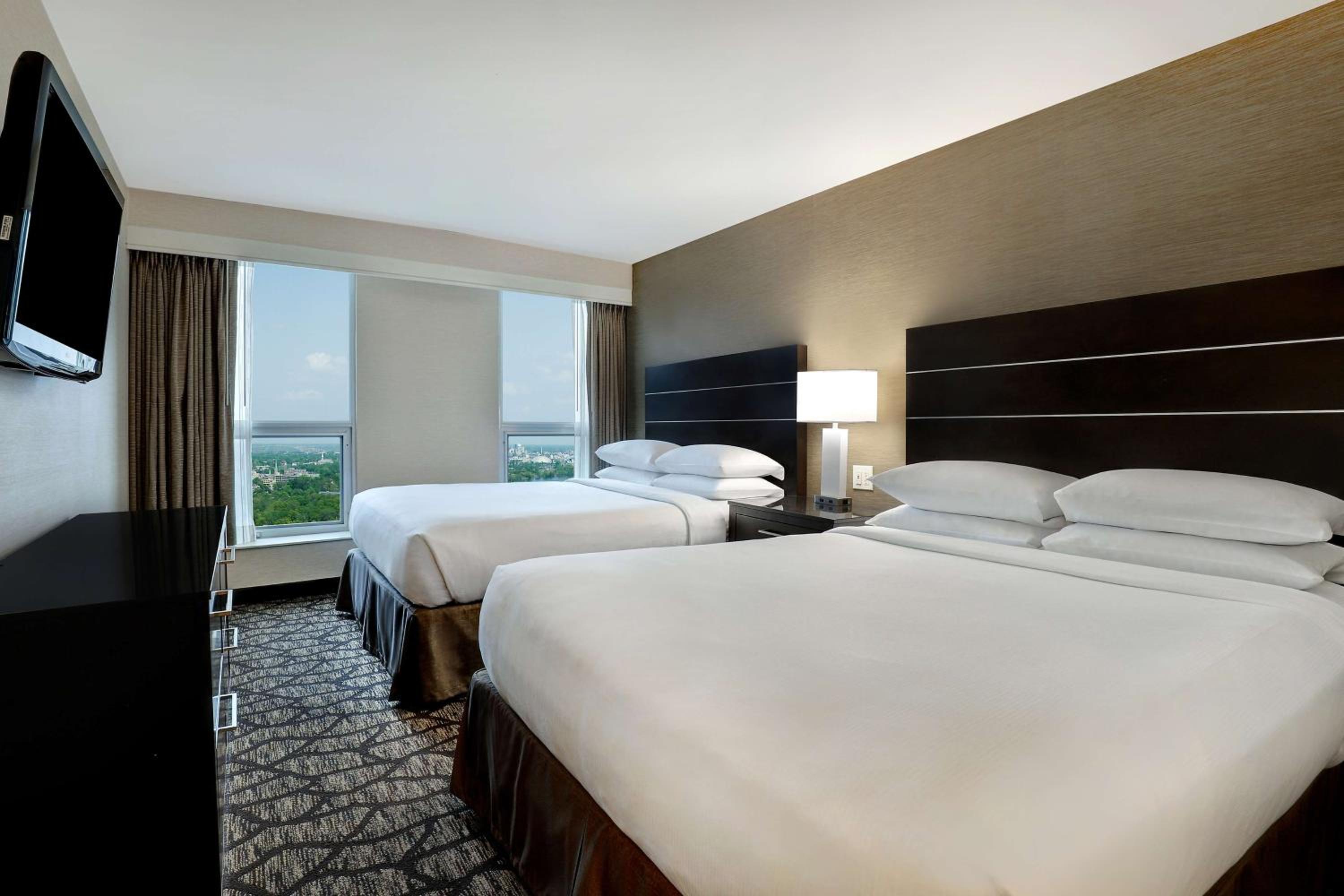 Queen Suite with City View