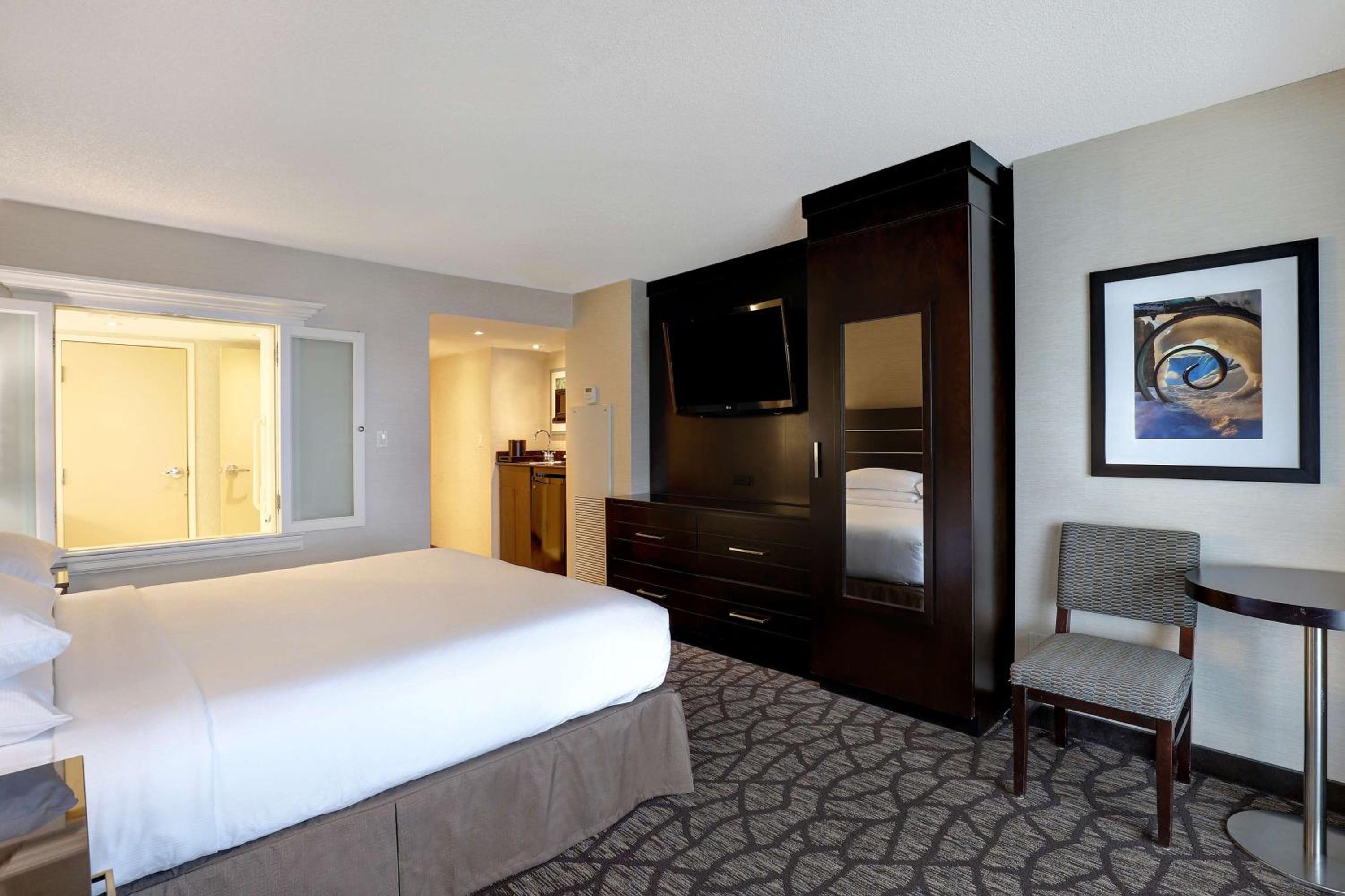 King Suite with Spa Bath and Horseshoe/US Falls View