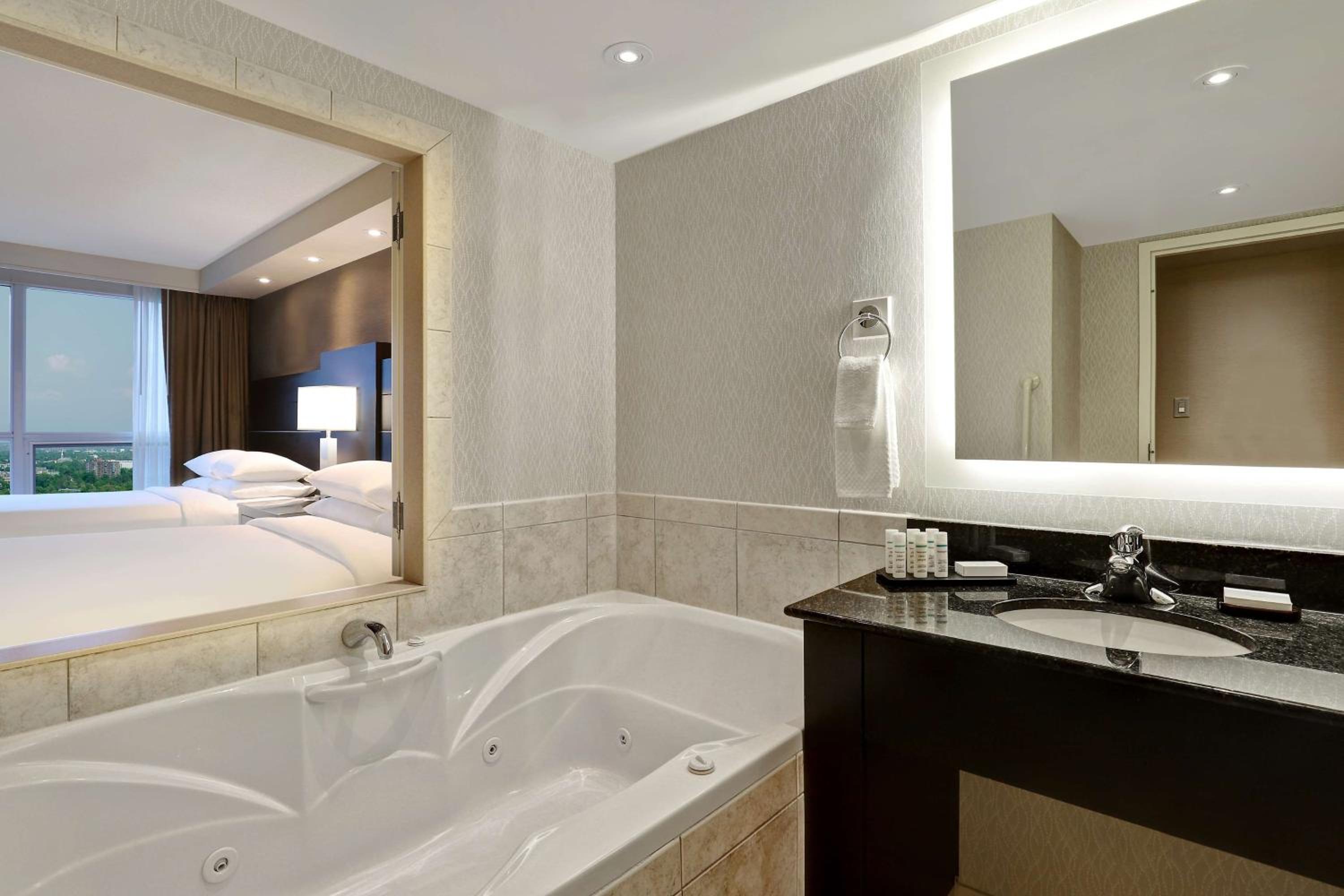 Queen Suite with Three Queen Beds and Spa Bath - Horseshoe/US Falls View