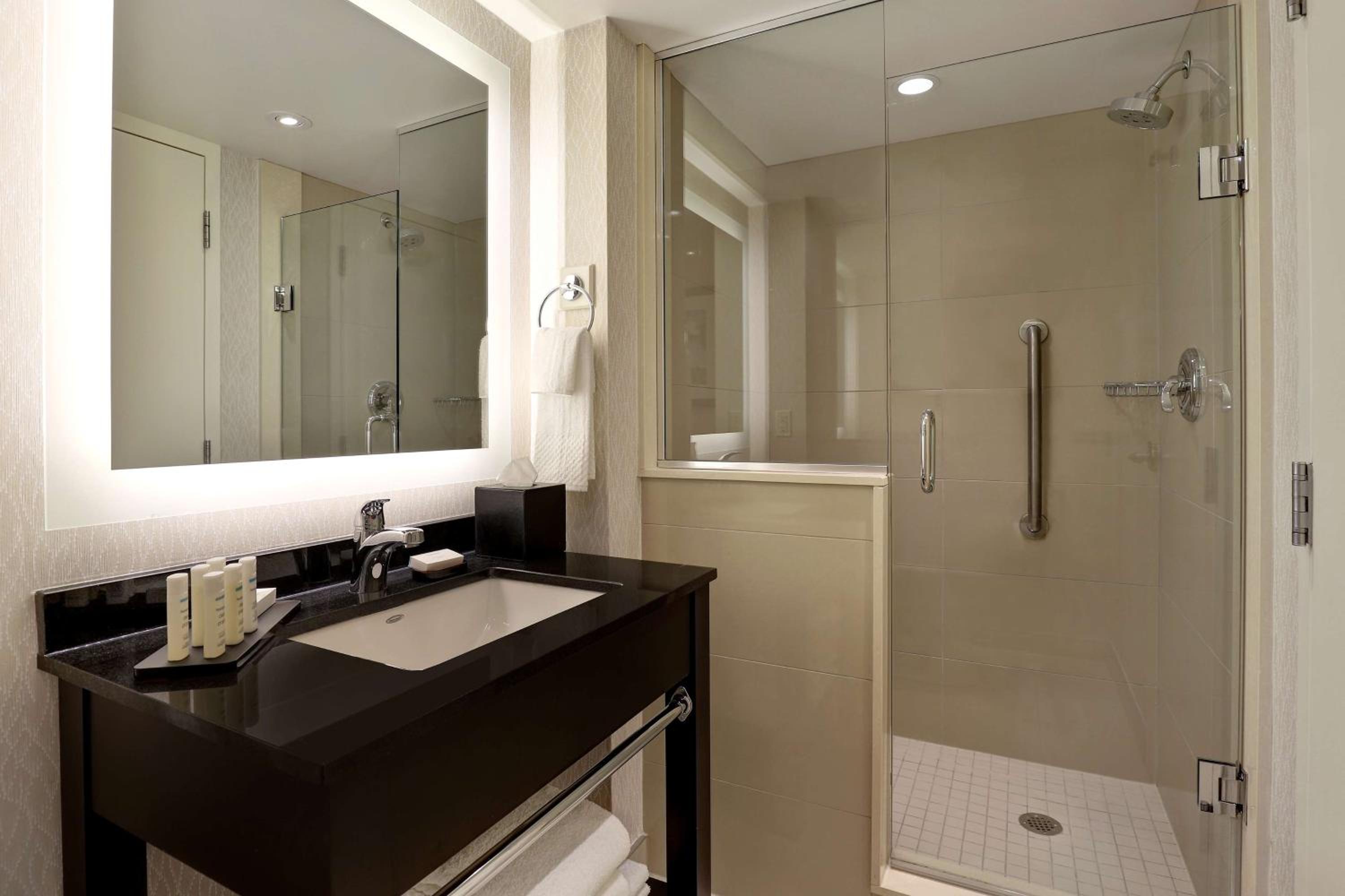 King Suite with Horseshoe and US Falls View