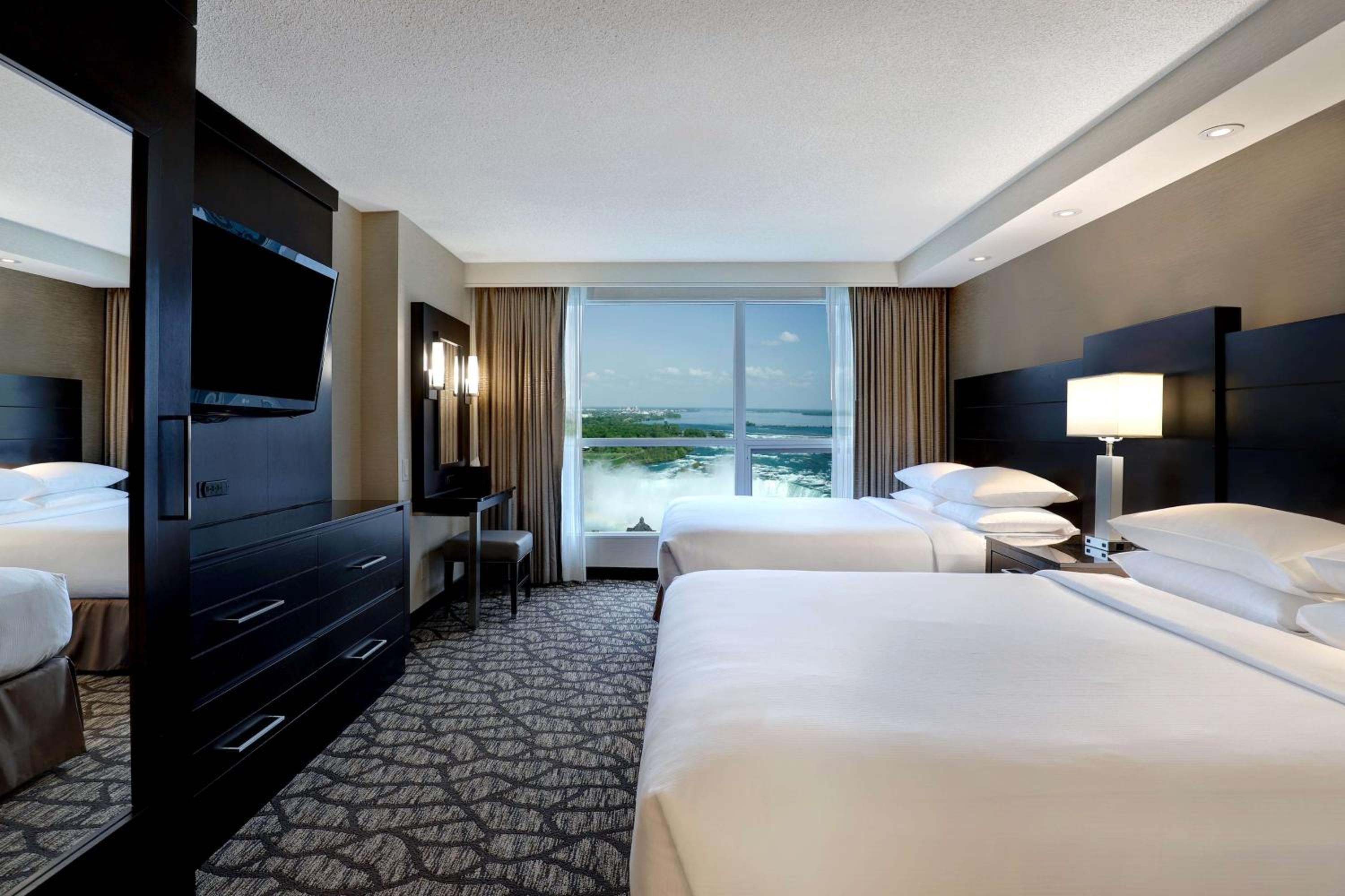 Queen Suite with Horseshoe Falls View