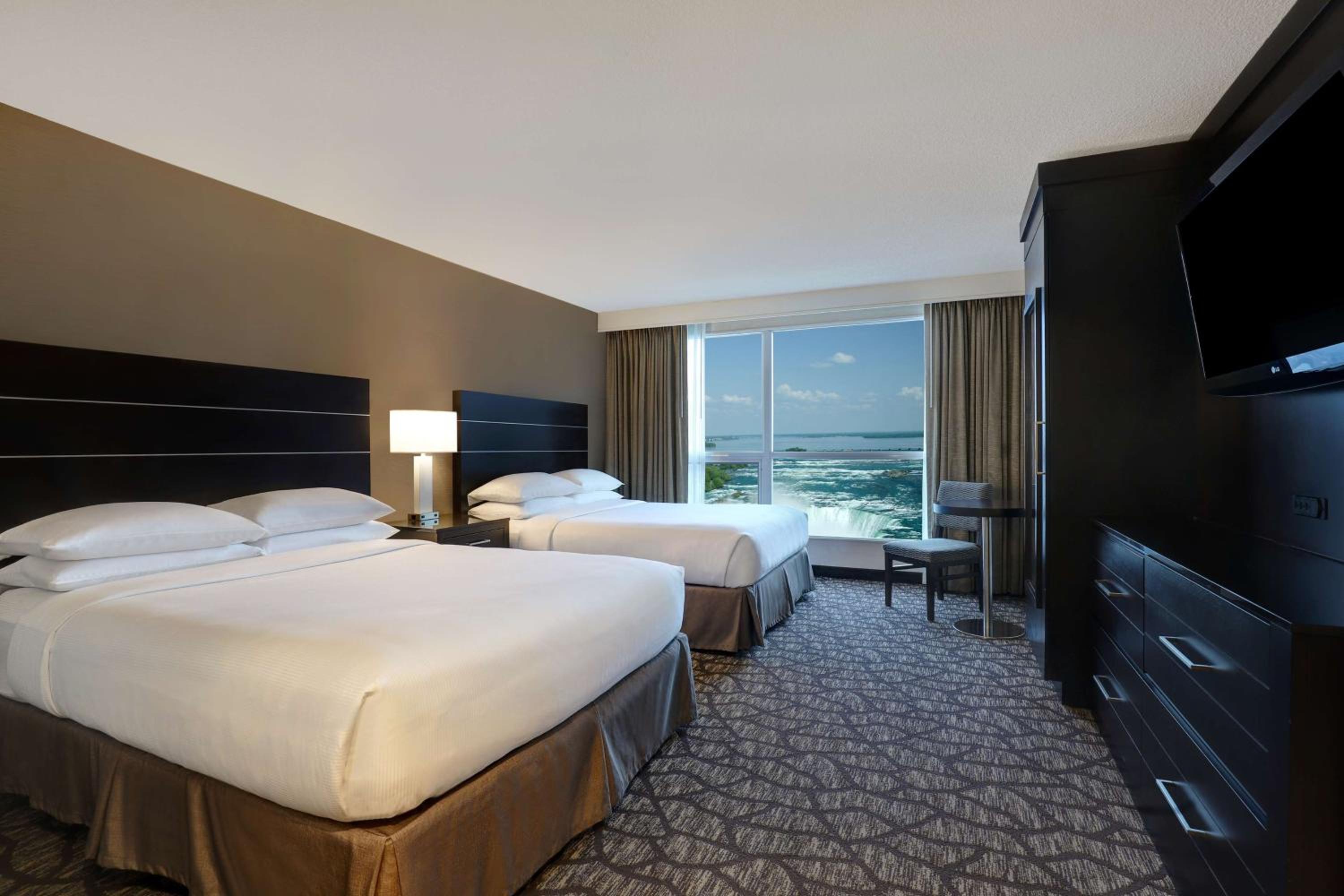 Queen Suite with Roll-In Shower and Falls View - Mobility Accessible