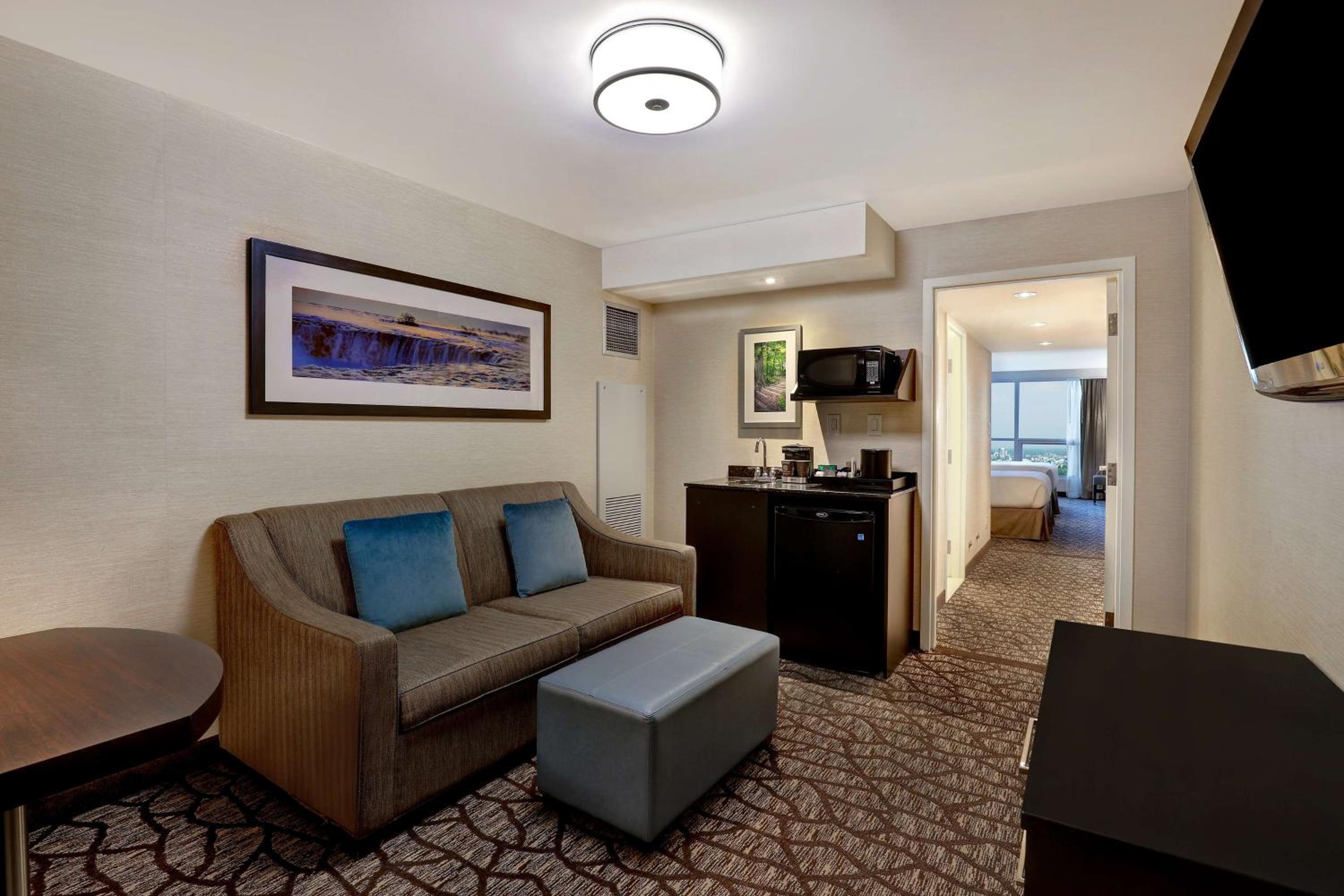 Queen Suite with Horseshoe/US Falls View - High Floor