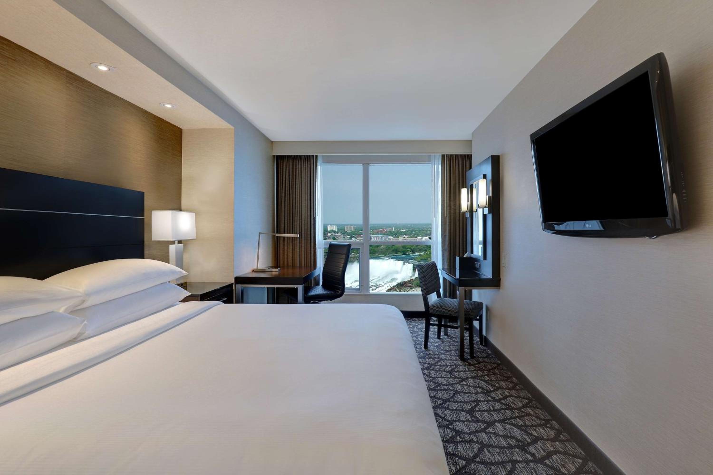 King Suite with Horseshoe and US Falls View