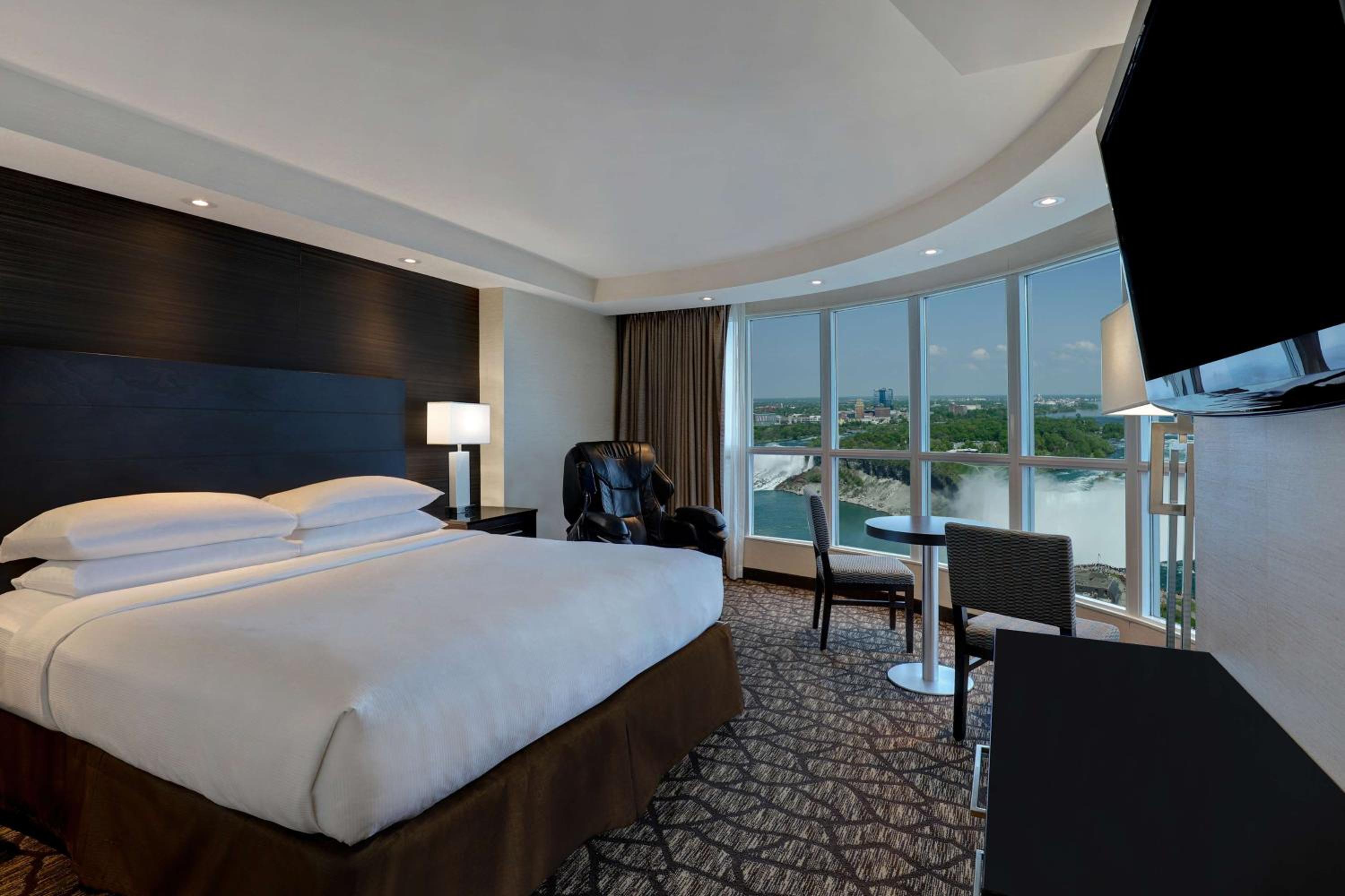 Presidential King Suite with Horseshoe/US Falls View