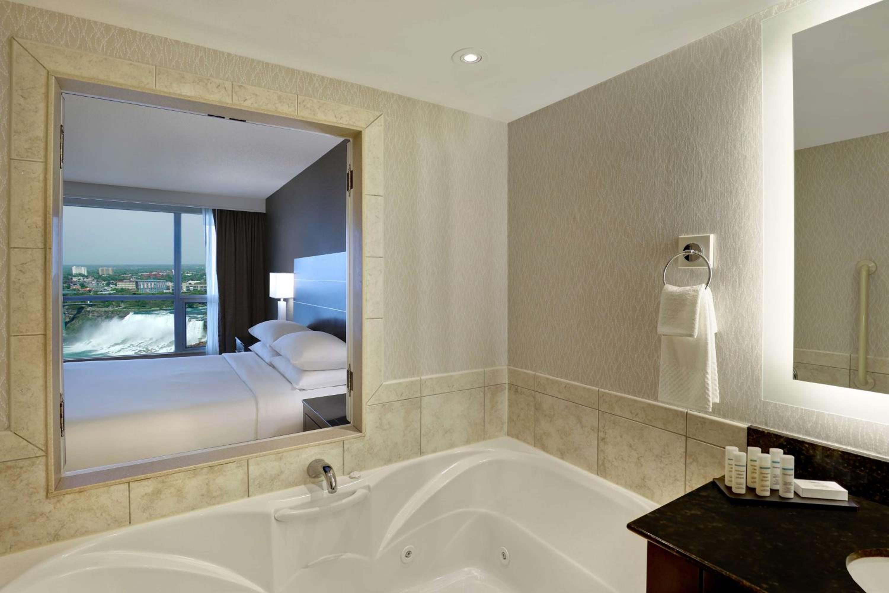 King Suite with Spa Bath and Horseshoe/US Falls View
